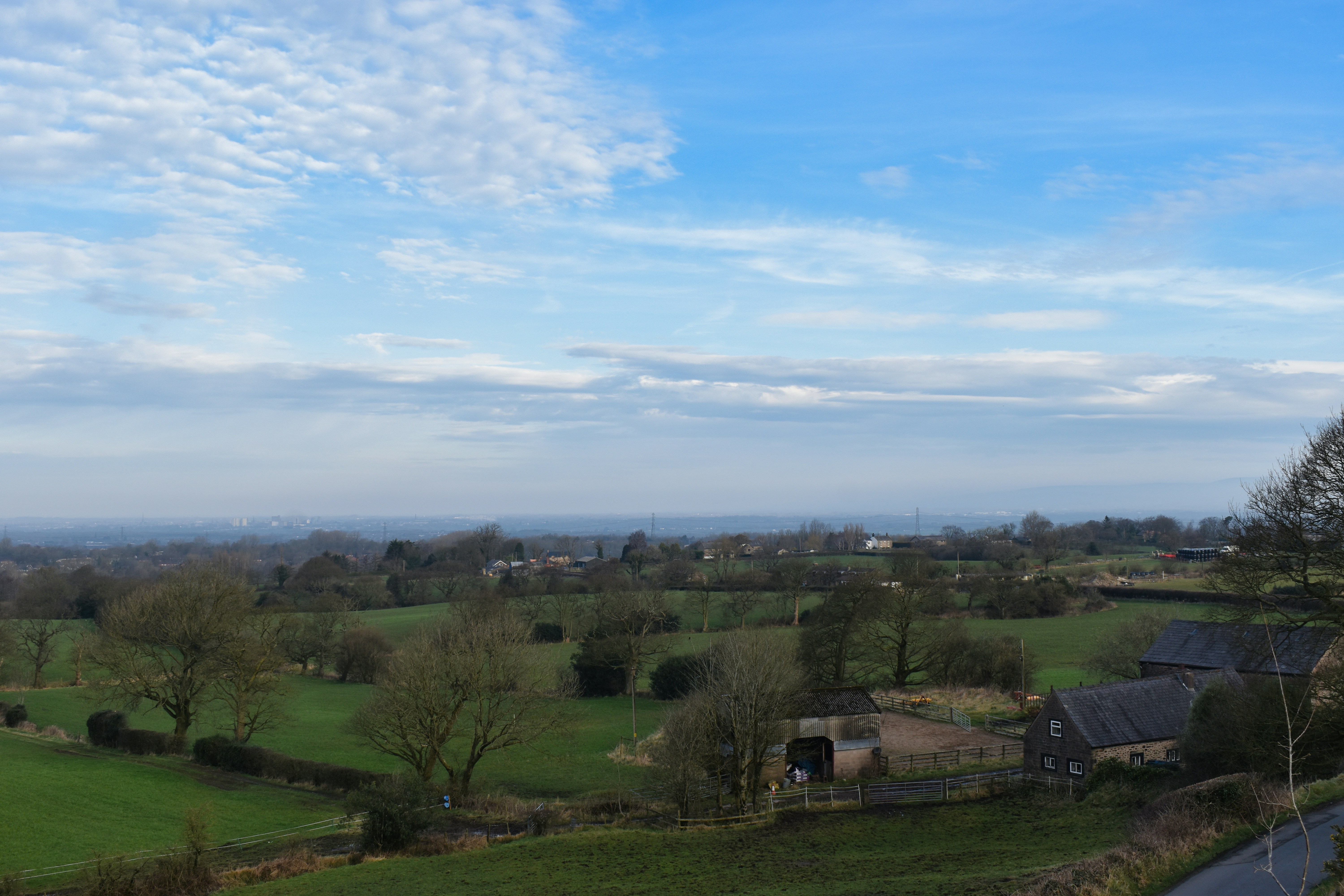 Las colinas verdes se encuentran con un cielo azul brillante.