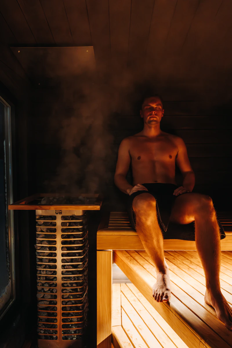 Athlet entspannt in der Sauna