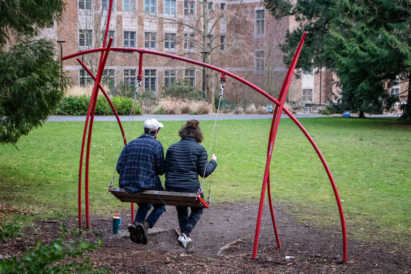 pareja en columpio del parque