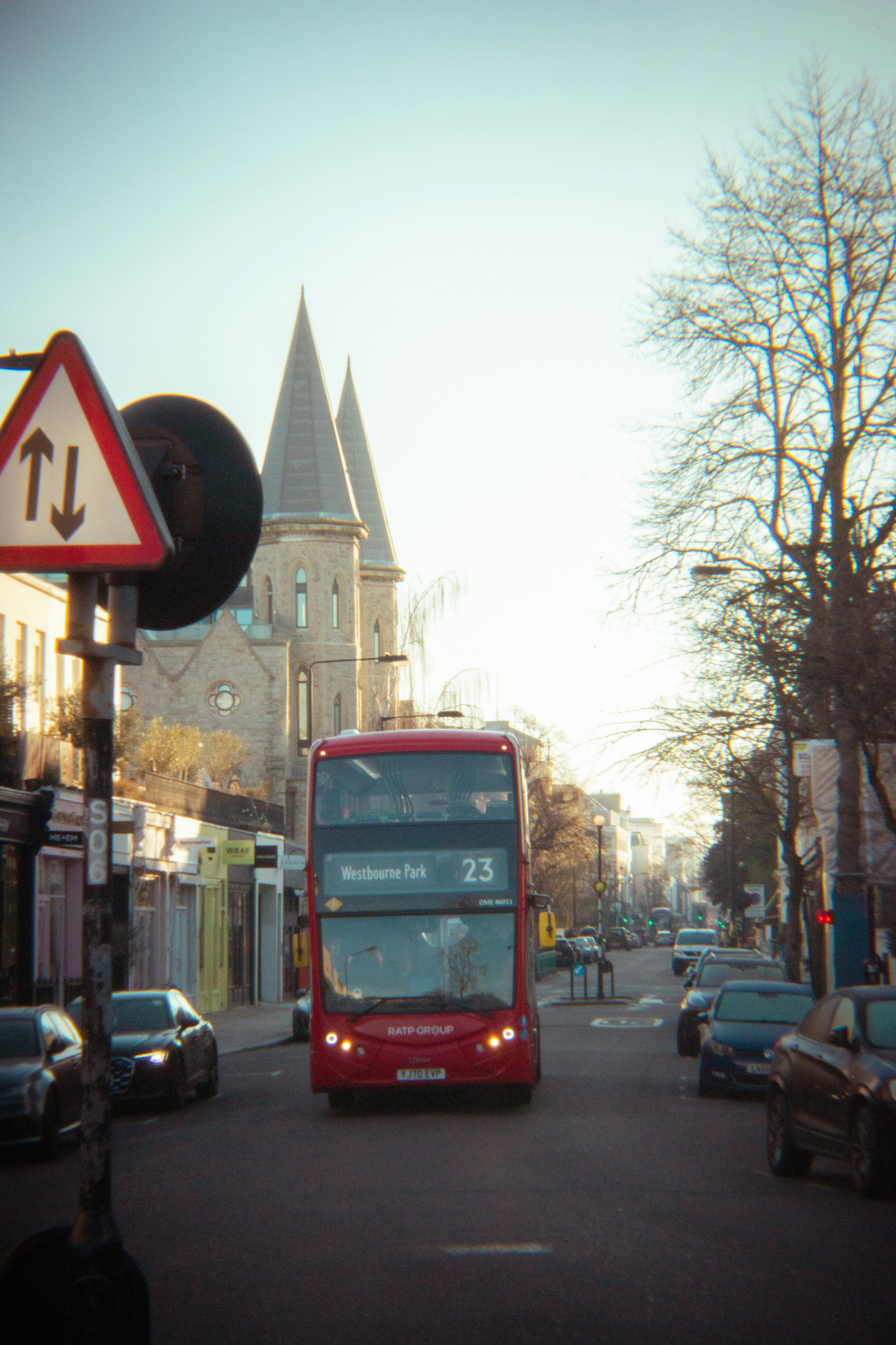 Um ônibus de dois andares de Londres desce uma rua.