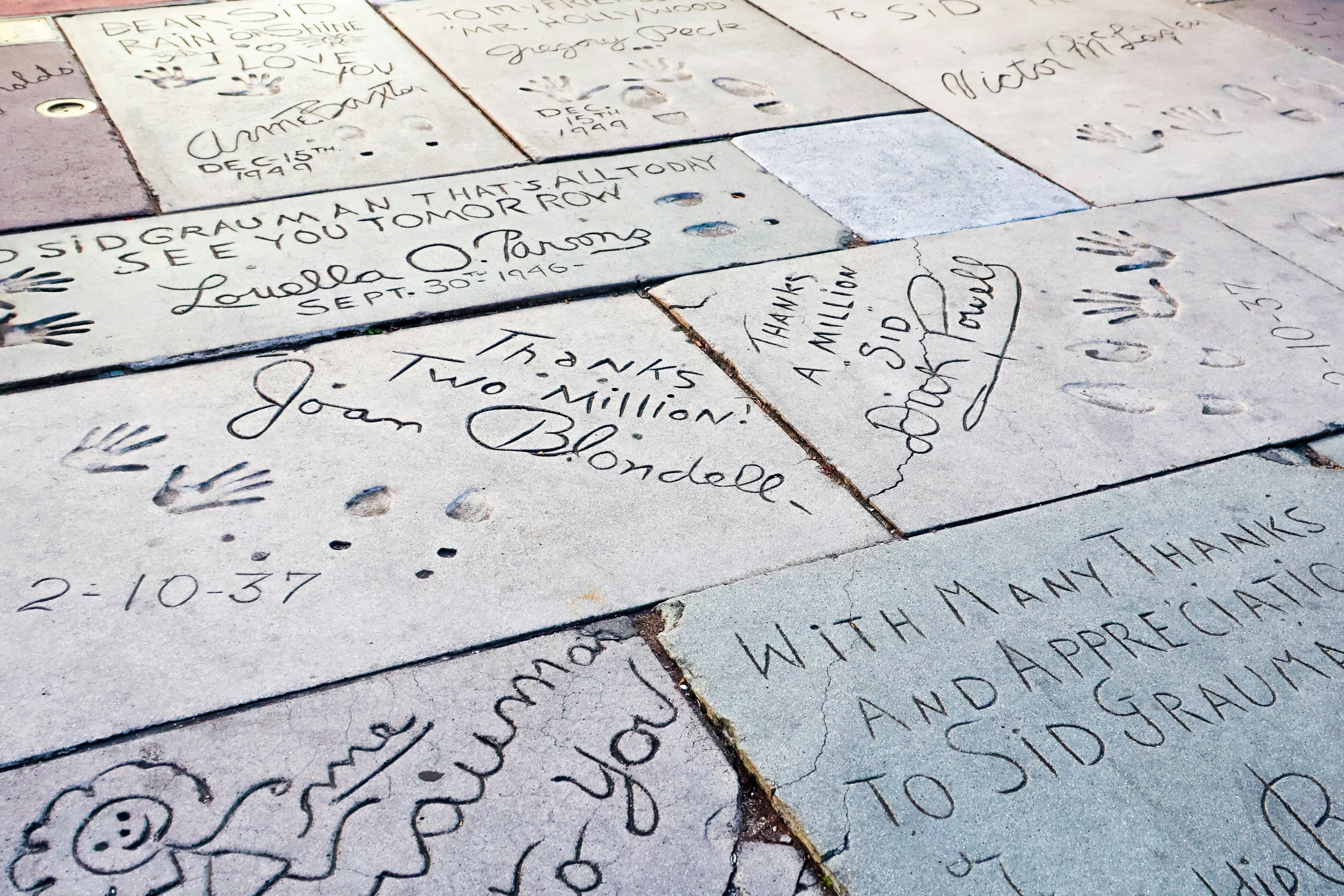 Handabdrücke und Unterschriften von Prominenten in Beton.