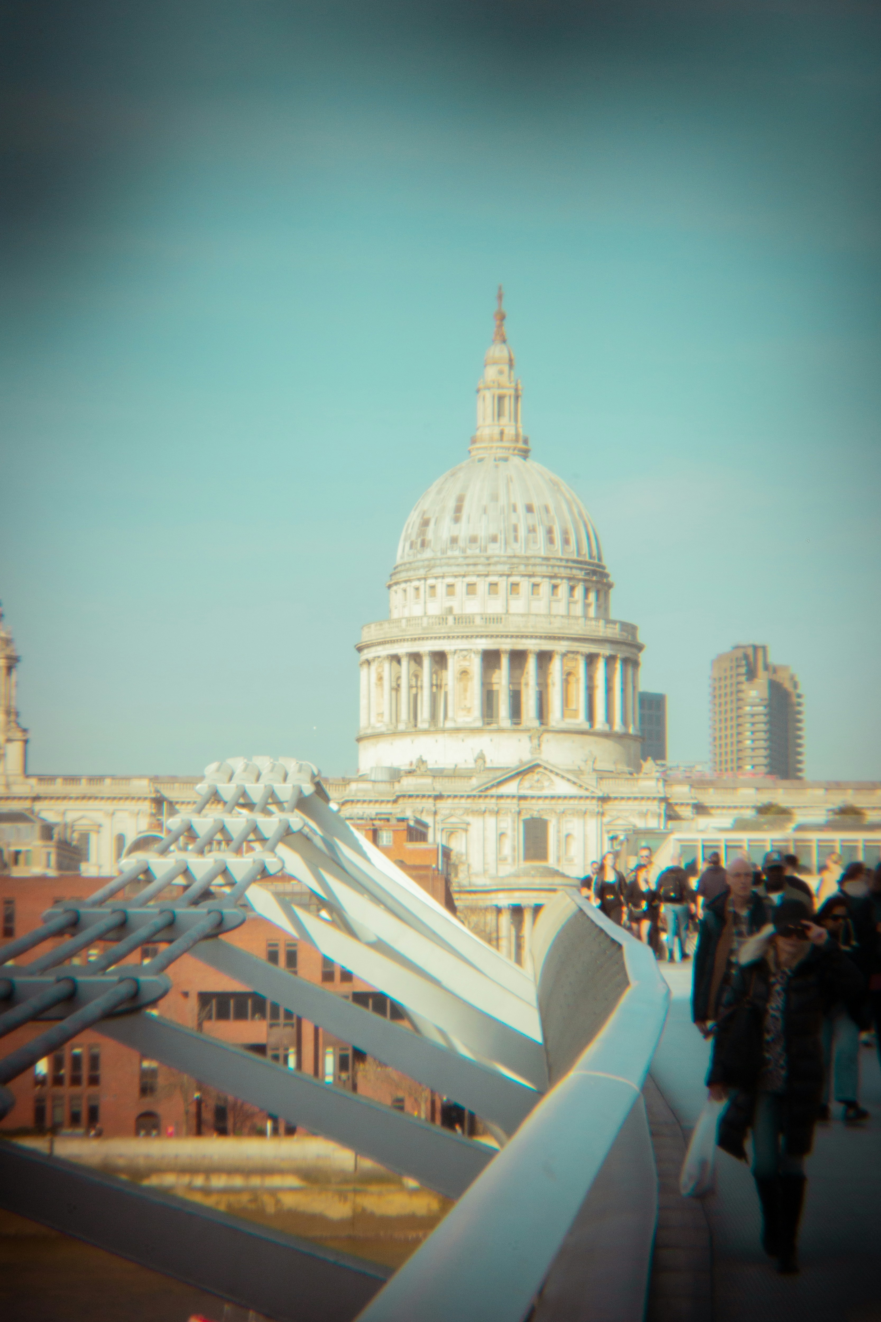 As pessoas caminham em direção à catedral de São Paulo.