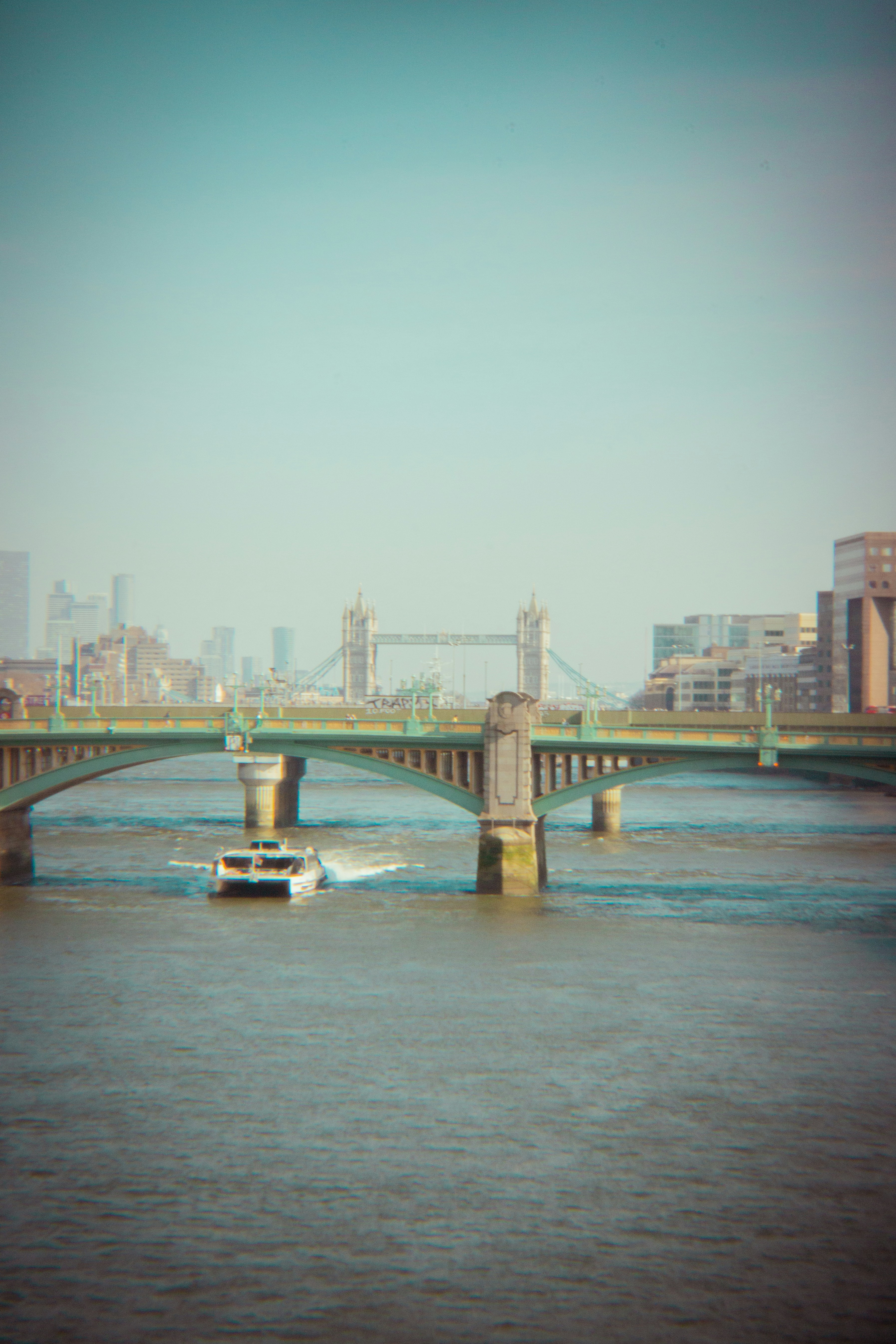A ponte da torre de Londres paira sobre o rio Tâmisa.