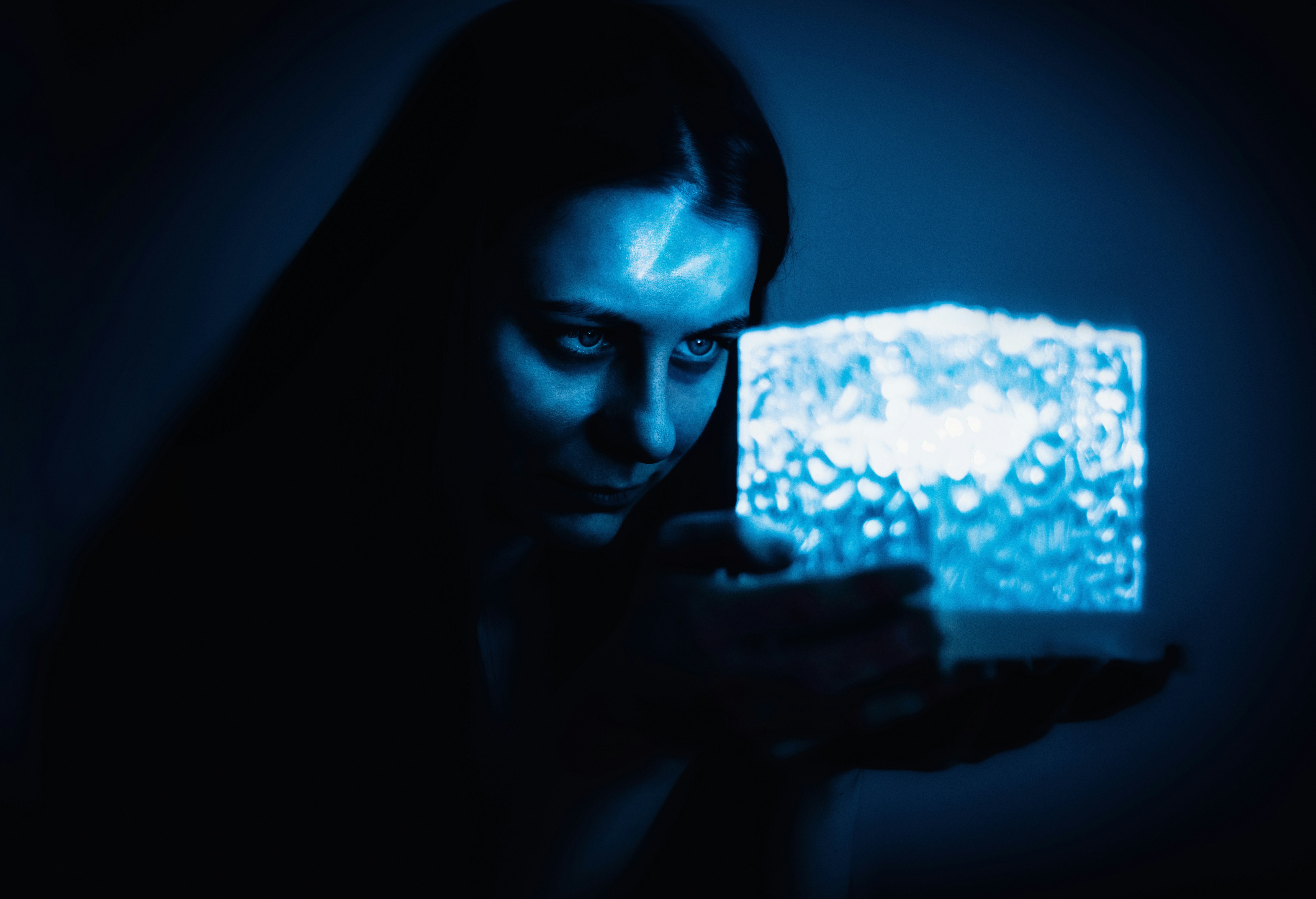 O impacto da luz azul (celular, TV) na insônia