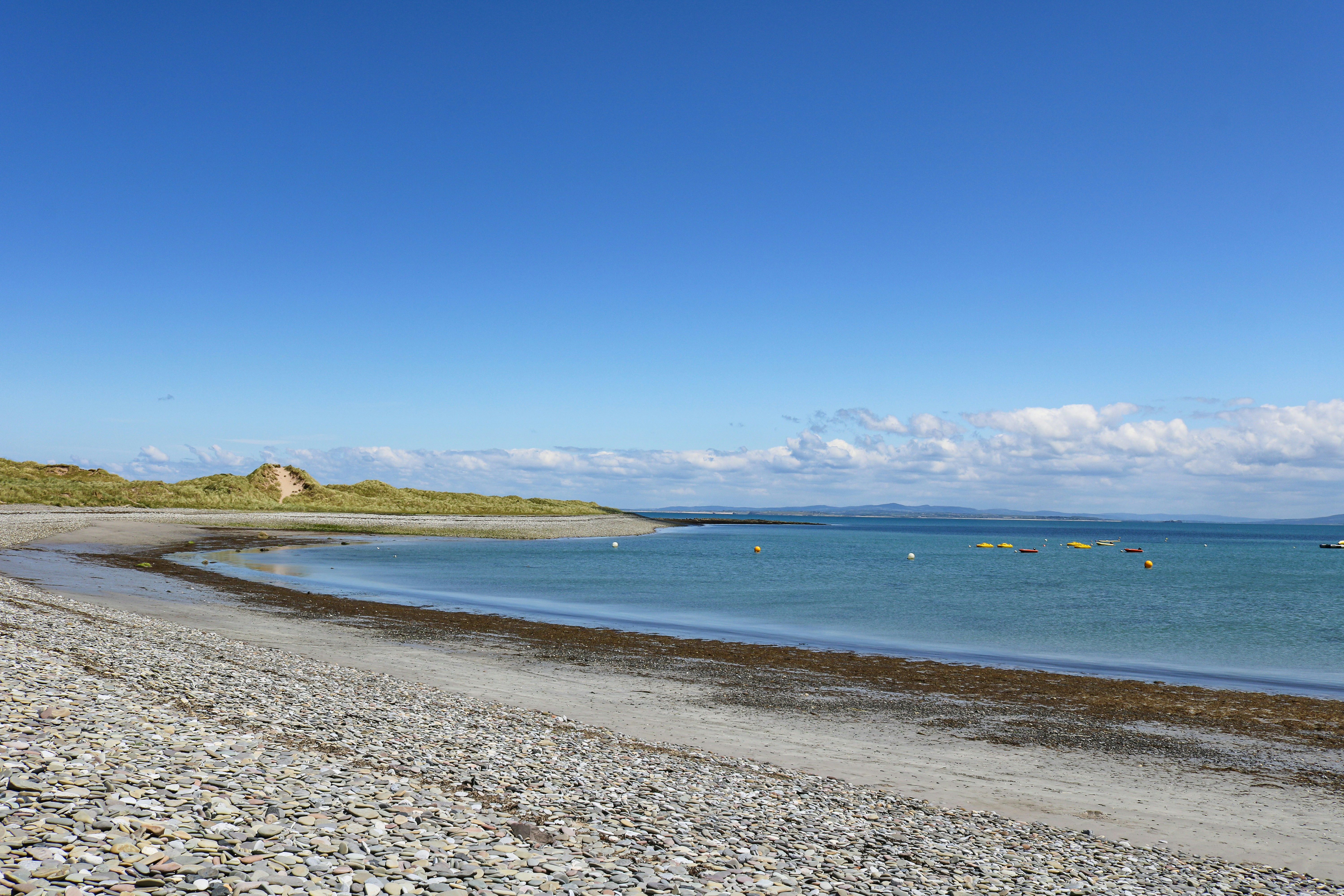 Uma bela praia em um dia claro e ensolarado.