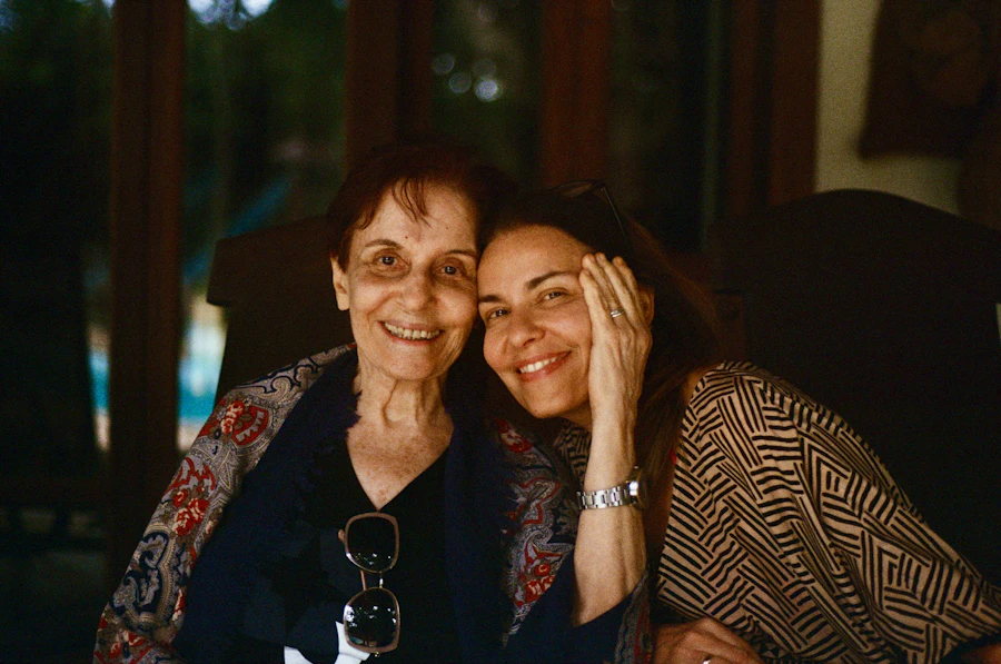 Mãe e filha sorrindo em uma foto afetiva