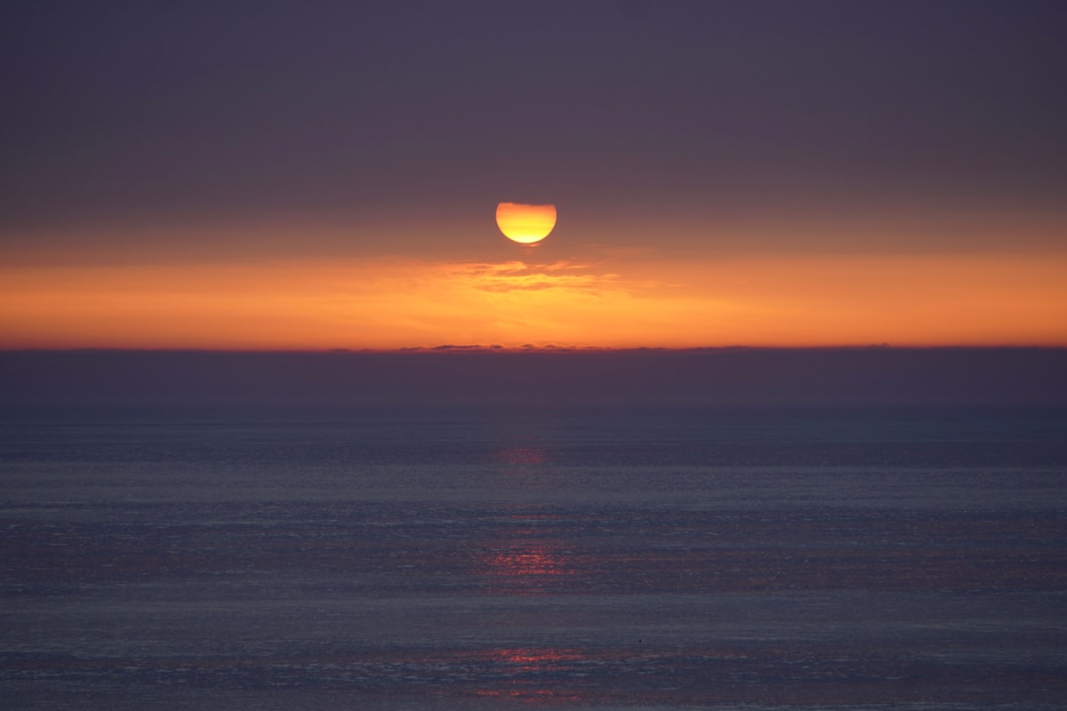 Sonnenuntergang über ruhigem Meer – Symbol für Ruhe und rauchfreie Gelassenheit