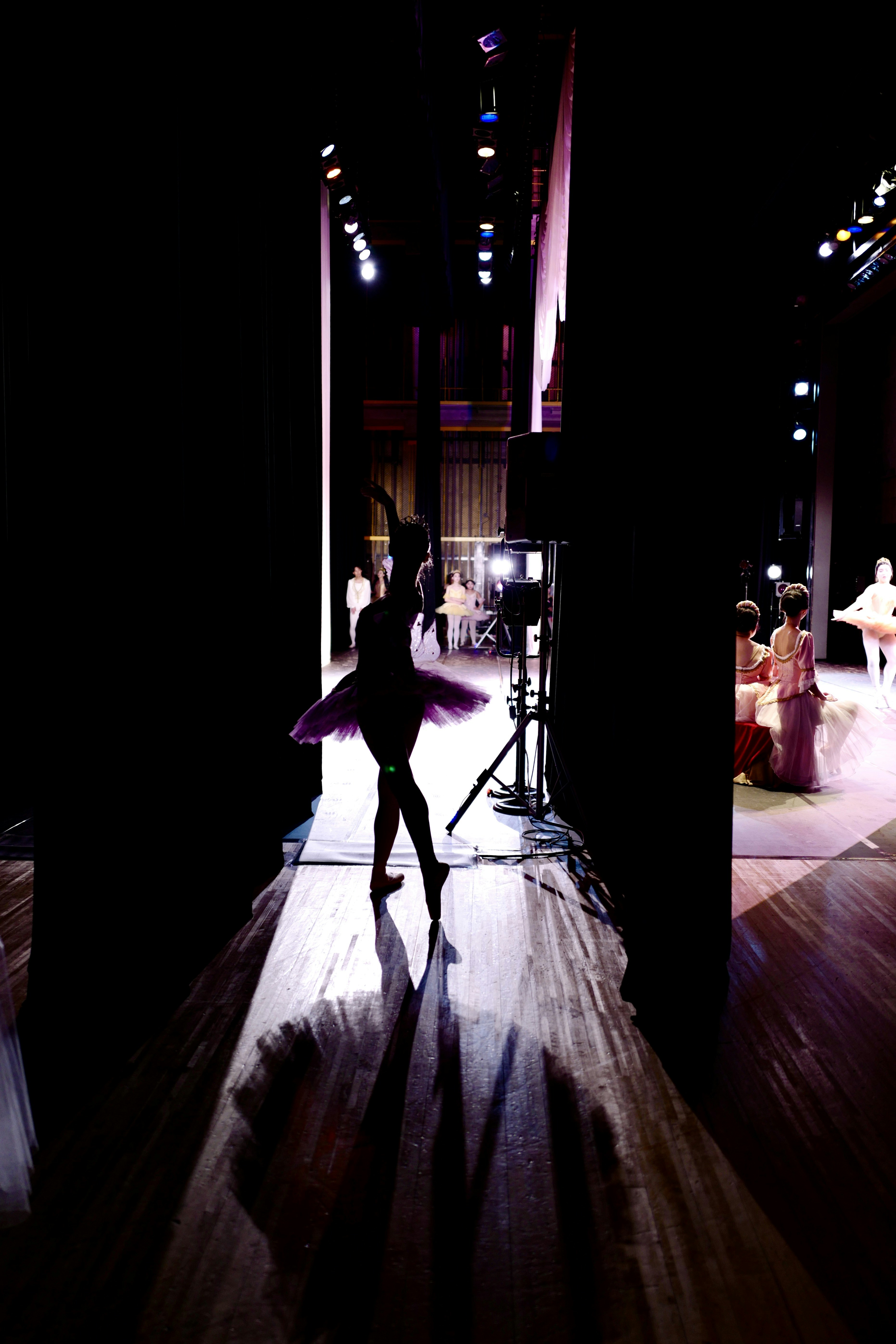 Una ballerina prova sul palco con la sua troupe.