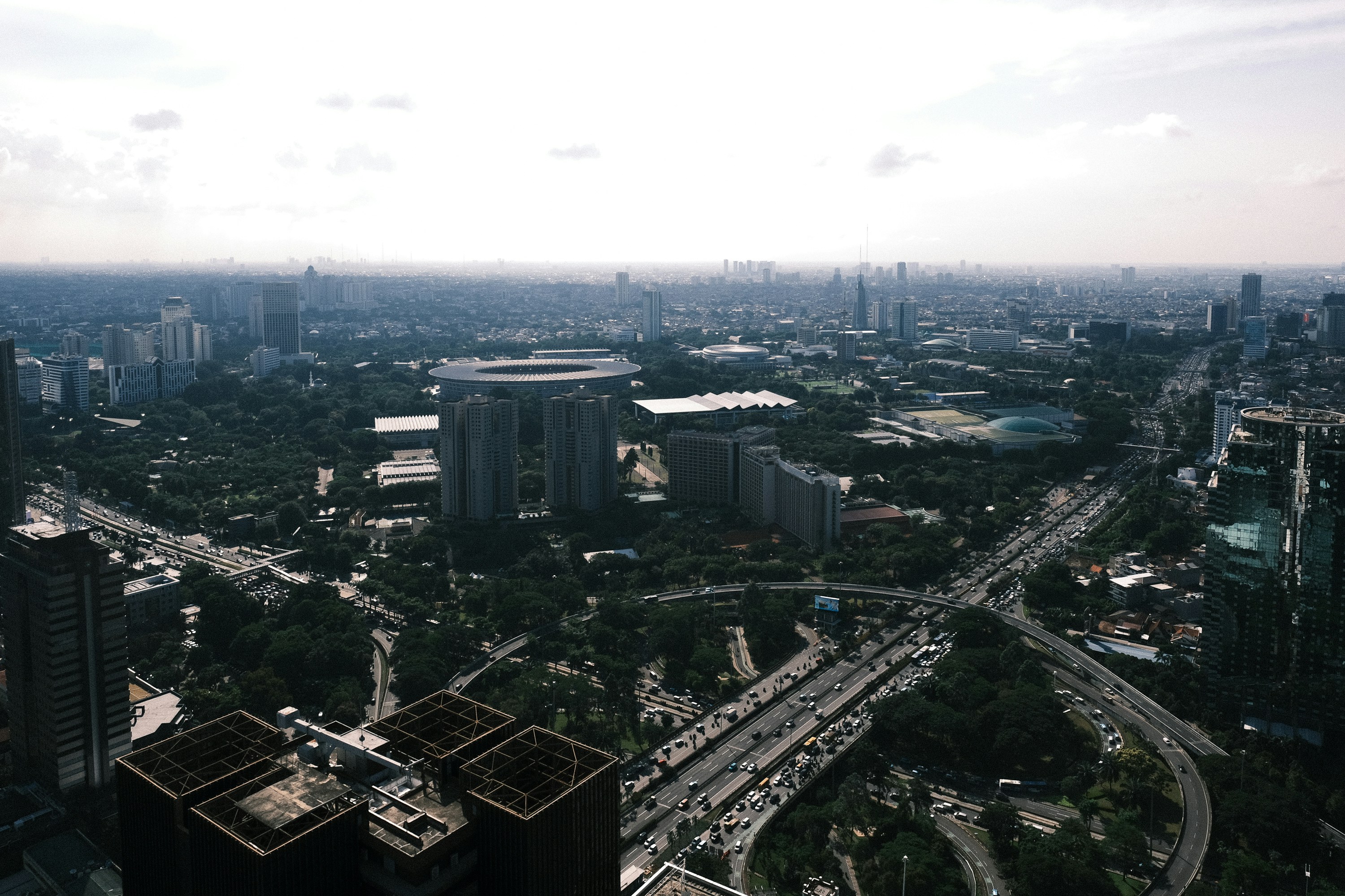 하이 앵글 뷰는 현대적인 도시 경관을 보여줍니다. 사진 – Unsplash의 무료 도시 이미지