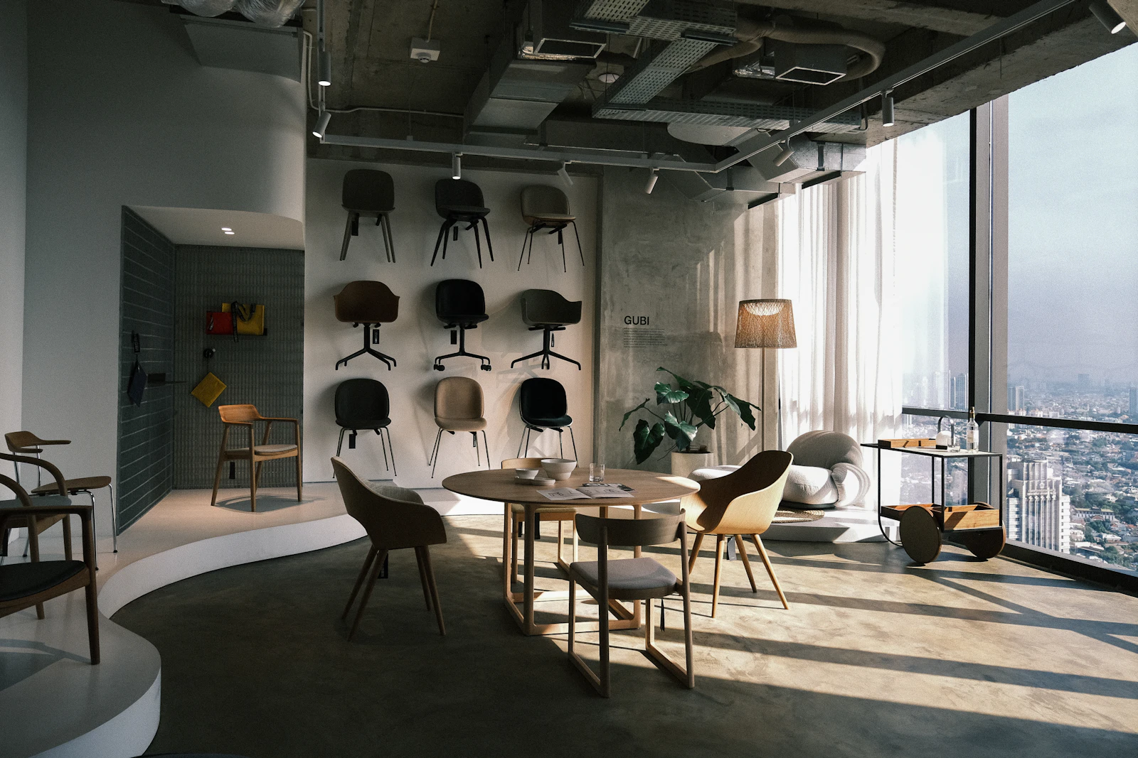 Коммерческое интерьерное пространство с витринной мебельной подачей