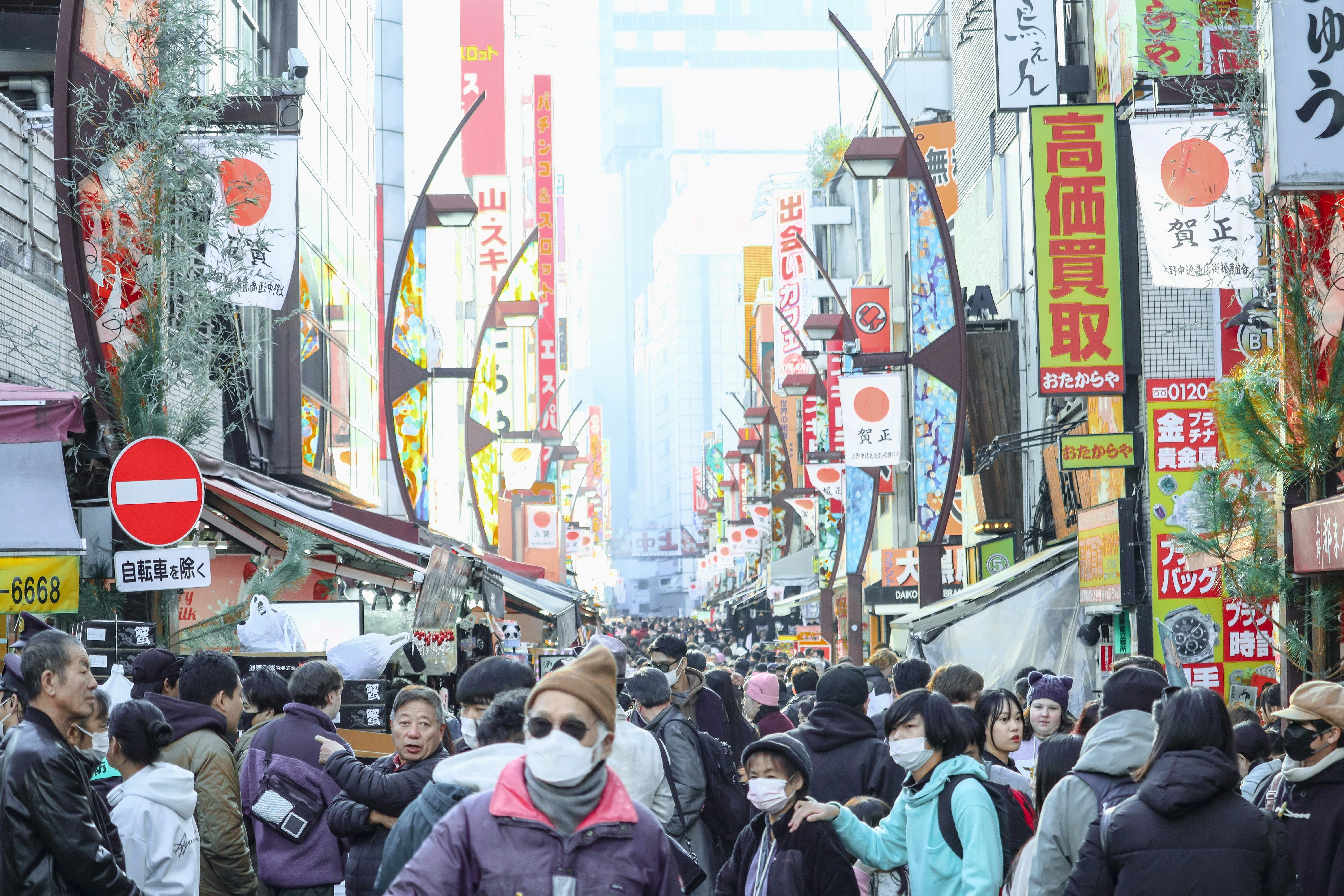 人が多く賑わう日本の街並み。