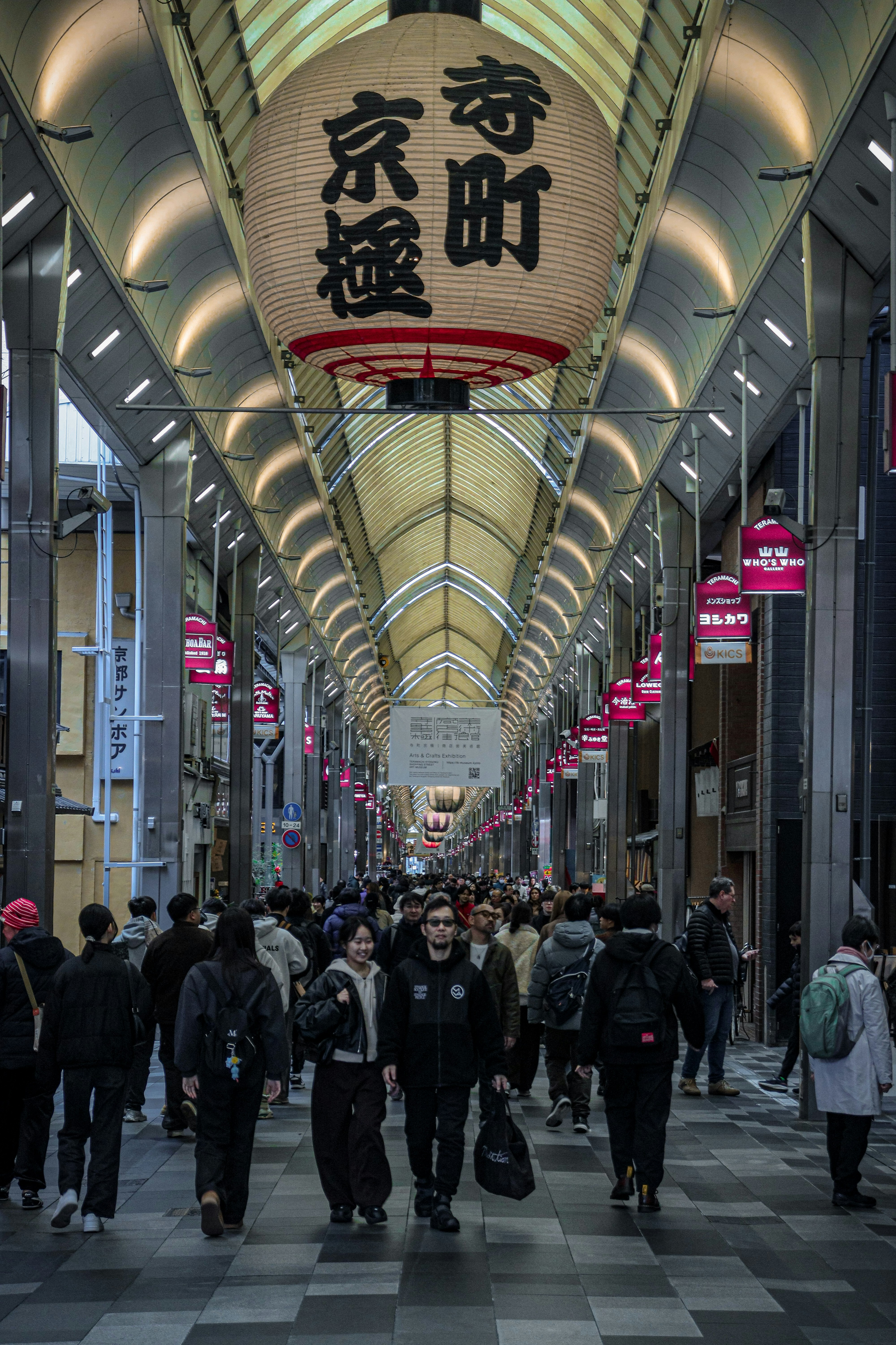活気に満ちた日本の商店街を歩く人々。