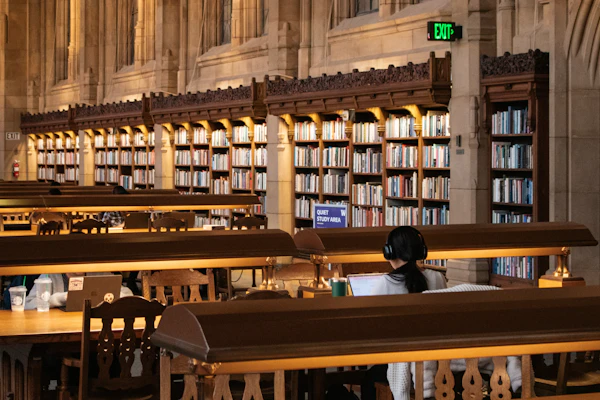 Une personne lit dans une belle et vieille bibliothèque