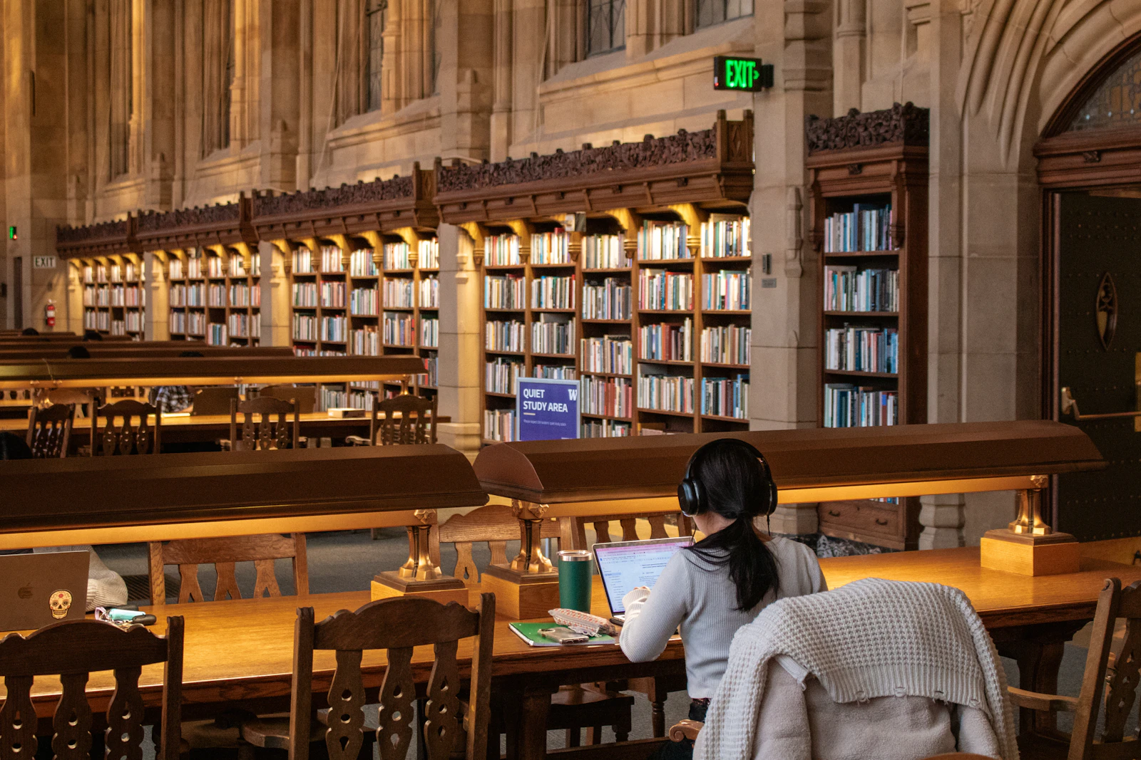 Persona estudiando en una biblioteca antes del examen tipo test del TAI