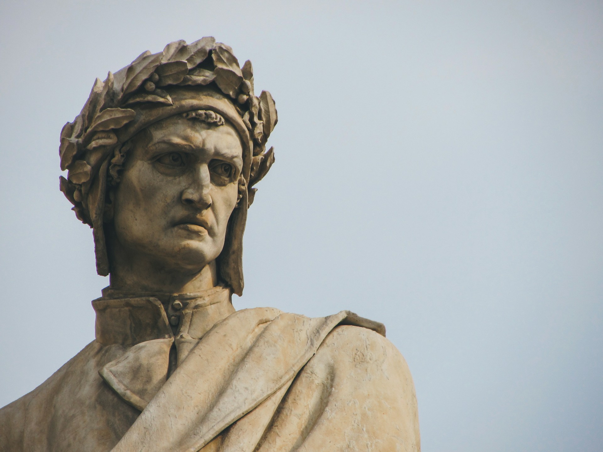 Dante alighieri sculpture, wearing a laurel wreath.