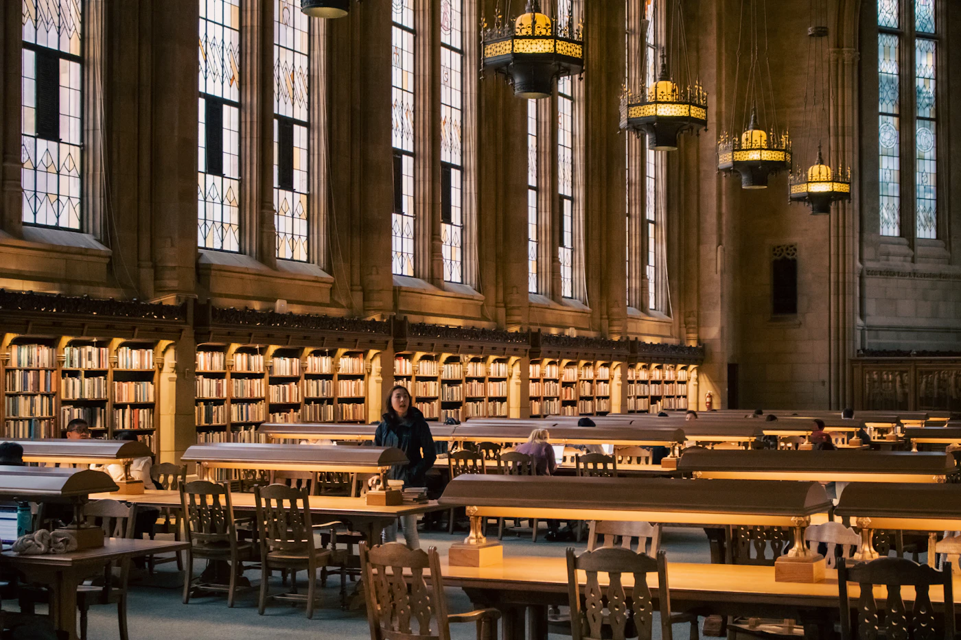 Grande bibliothèque avec une personne assise à une table
