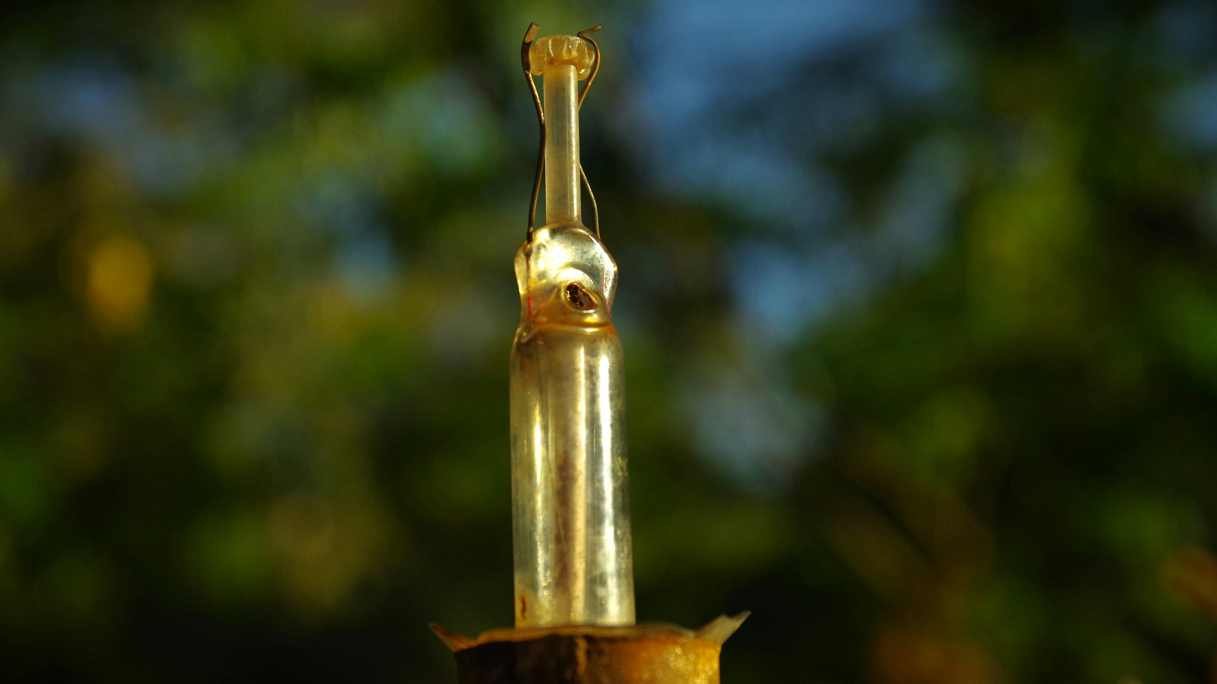 Un frasco de vidrio se ilumina con luz cálida.
