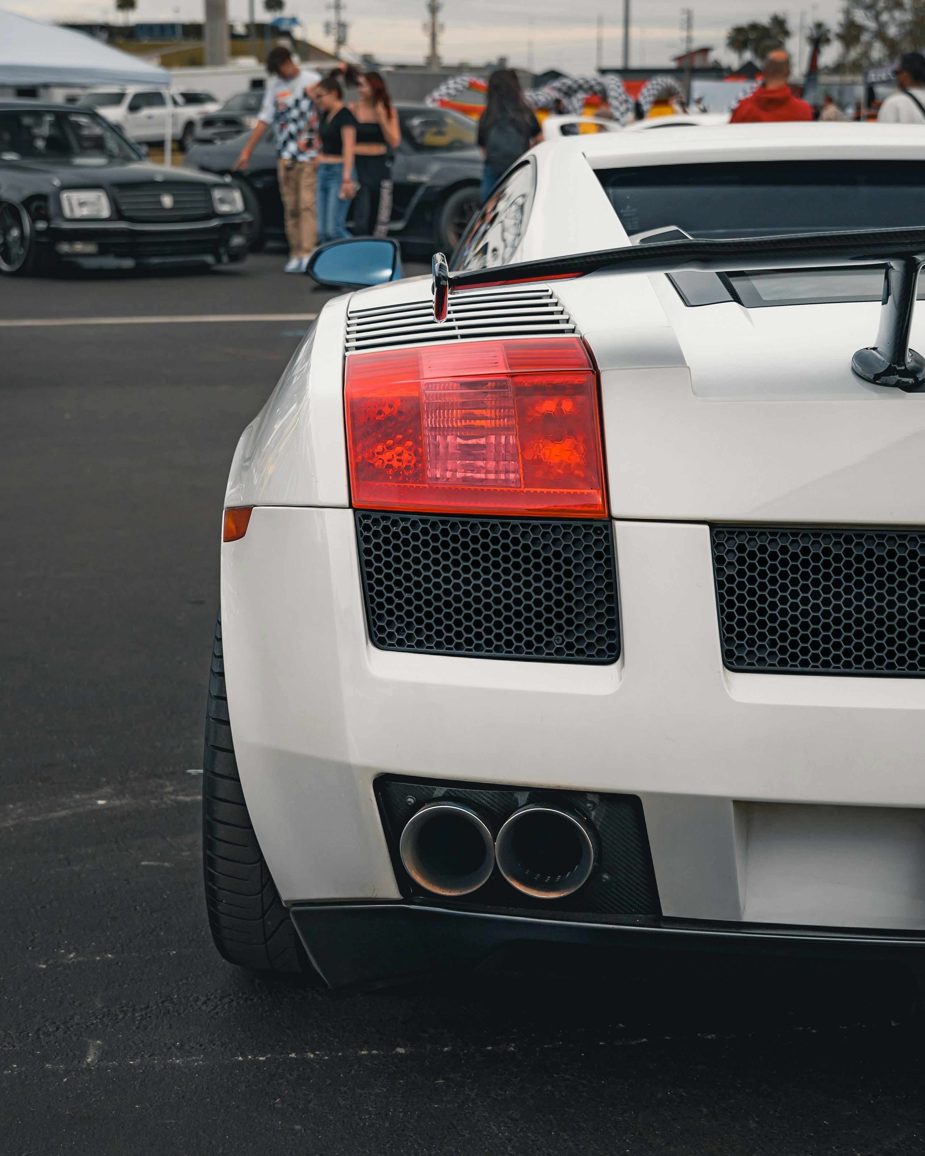 A traseira elegante da Lamborghini branca está em exibição. foto – Imagem  grátis sobre Papel de parede na Unsplash, image size:3000x3750