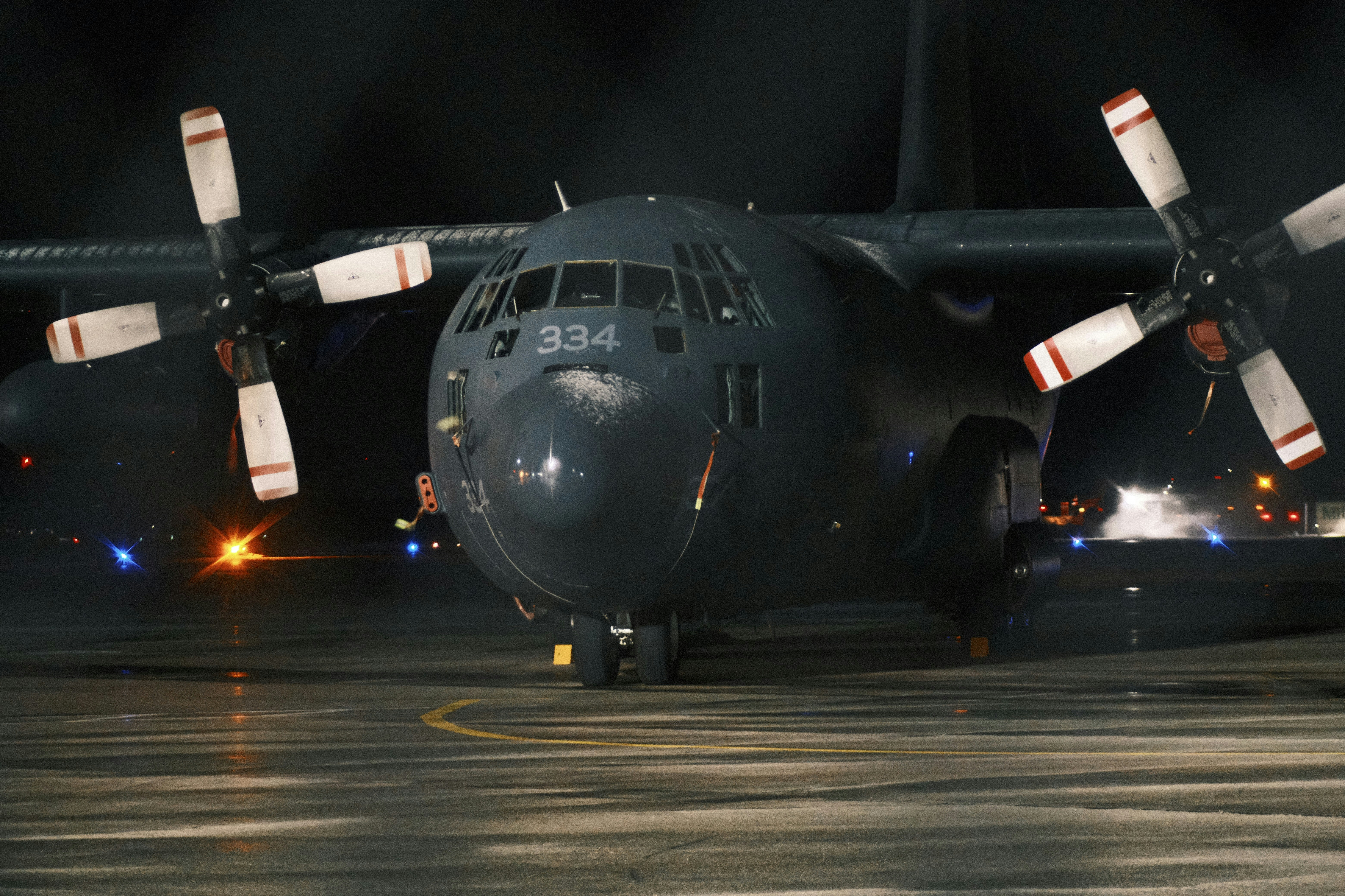 Un avión de transporte militar está listo para despegar.