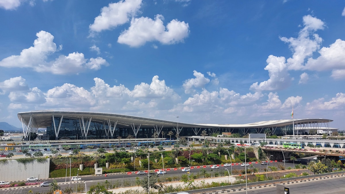 파란 하늘 아래 현대적인 공항 터미널 외관