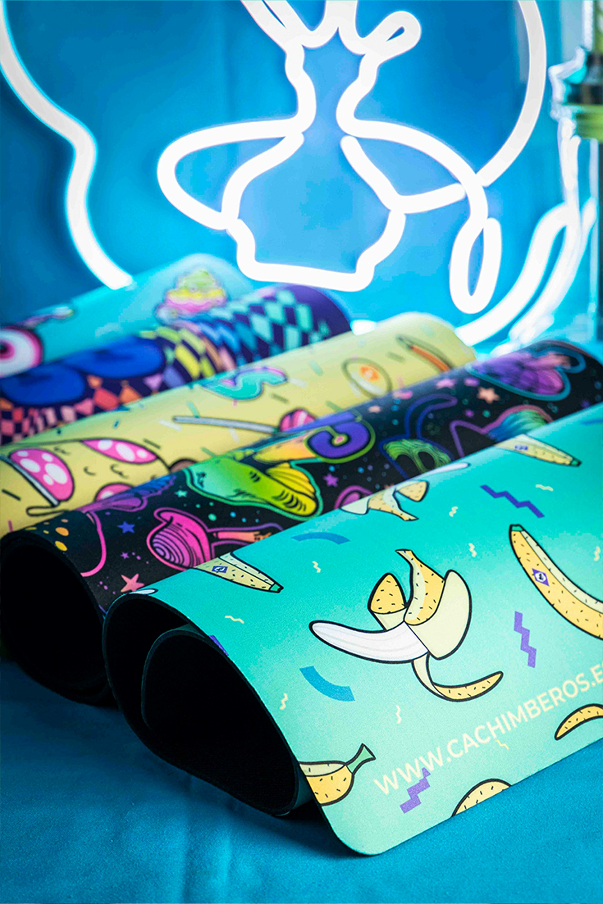 Colorful and patterned mouse pads are displayed.