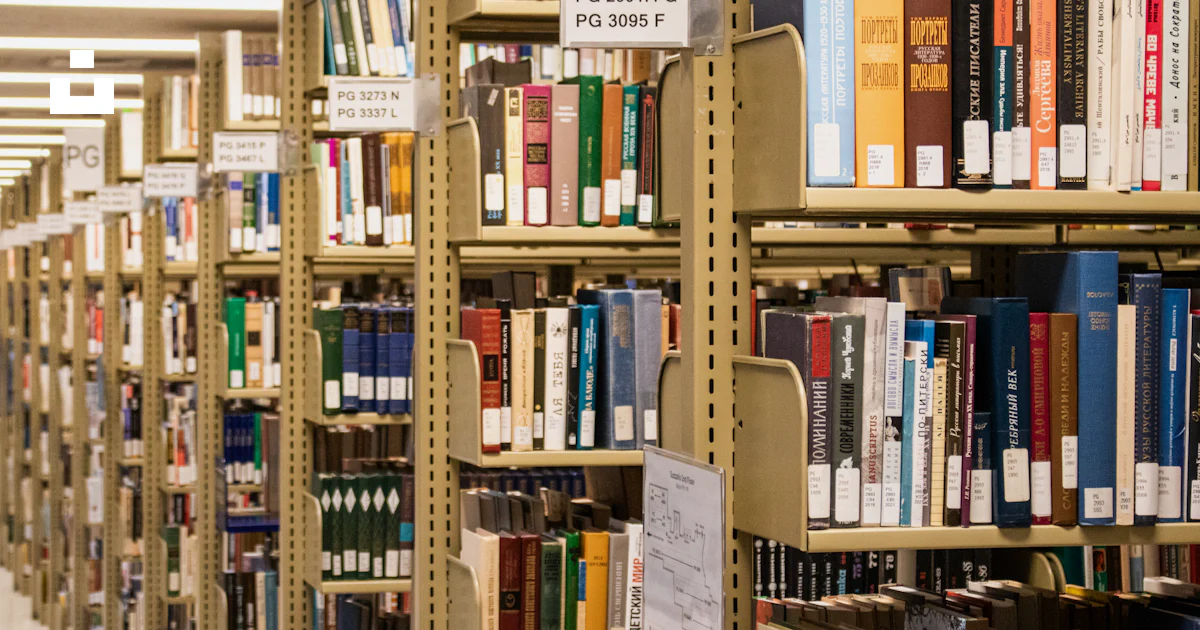 数多くの本が揃った図書館。の写真 – Unsplashの書物の無料画像