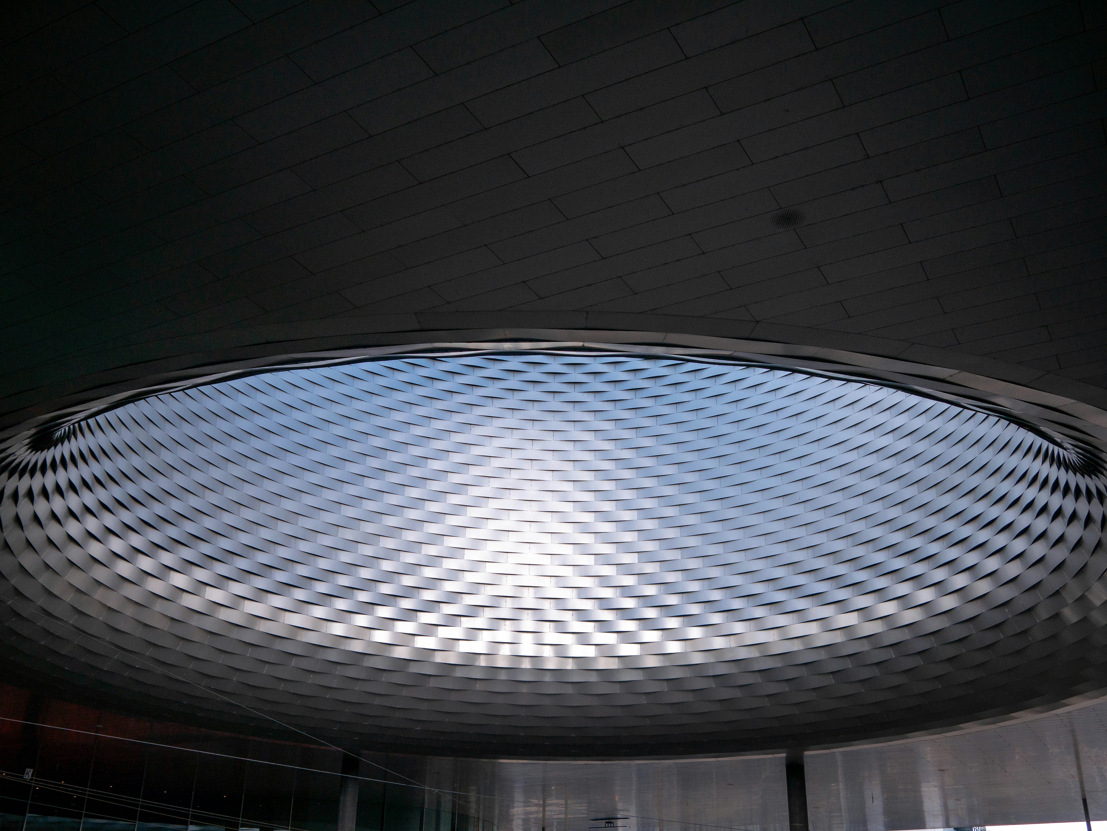 Un techo moderno refleja la luz y el cielo.