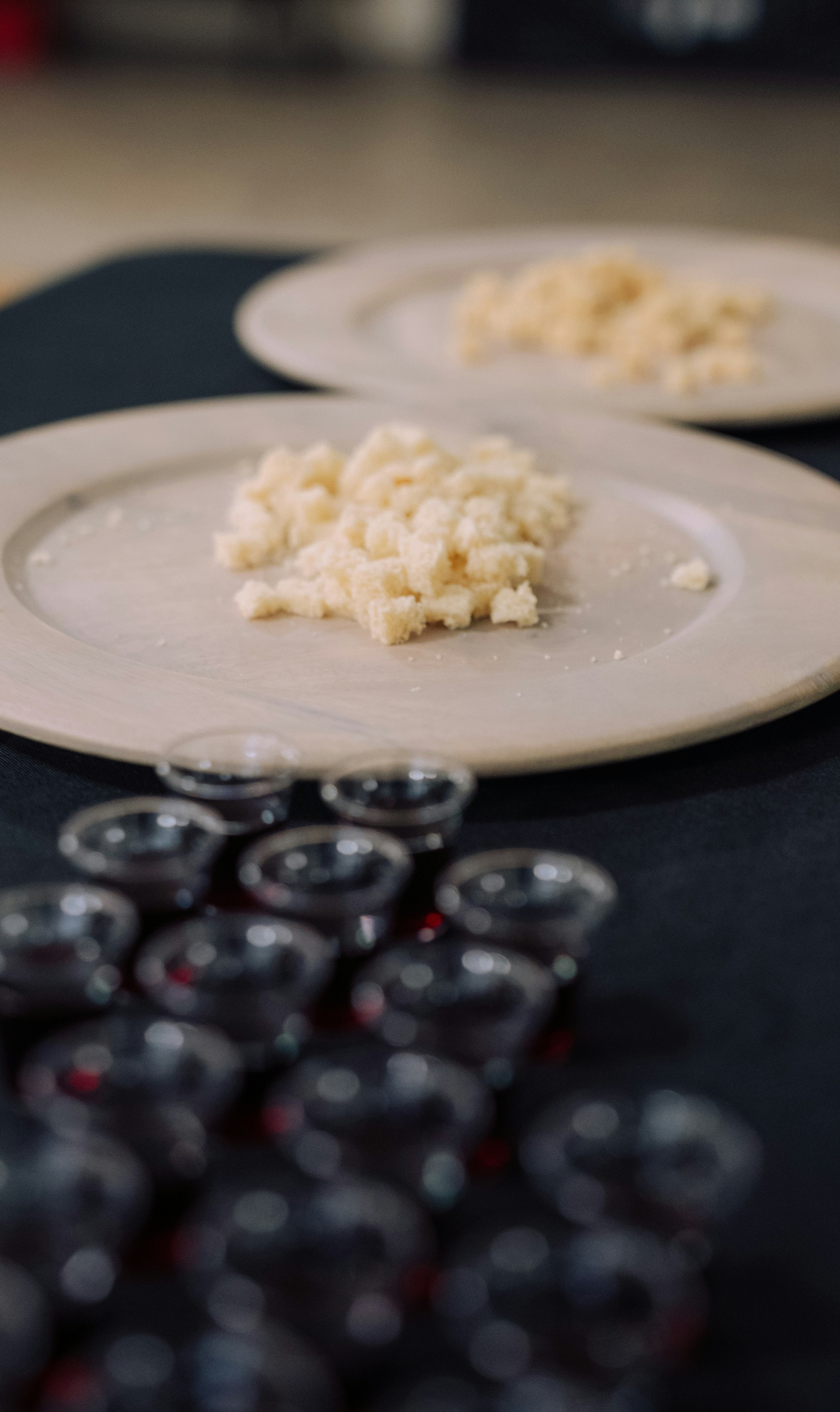 Pan y vino preparados para una ceremonia de comunión.