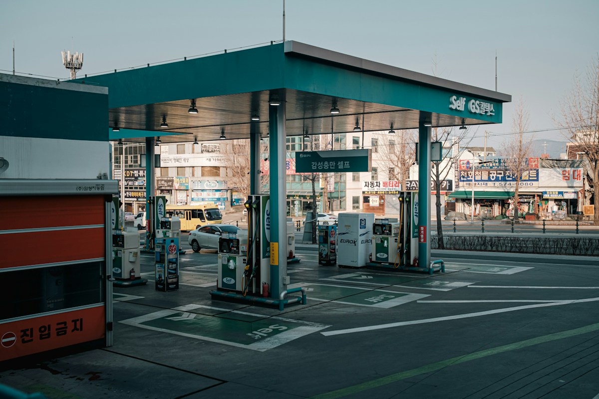 日本街區的加油站，遮雨棚下並排的加油機