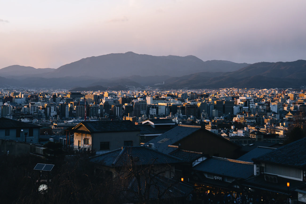 山並みを背景にした夕方の街並み