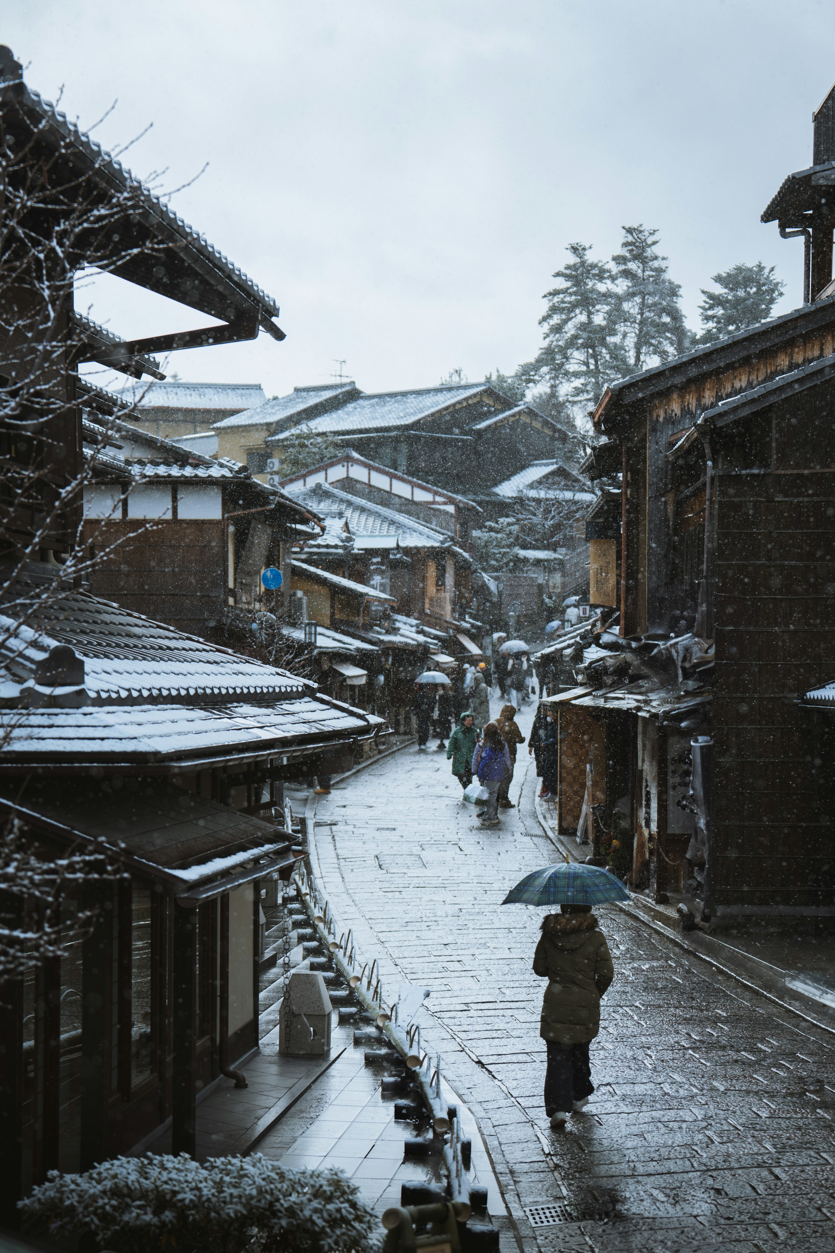 Rue enneigée à Kyoto, Japon.
