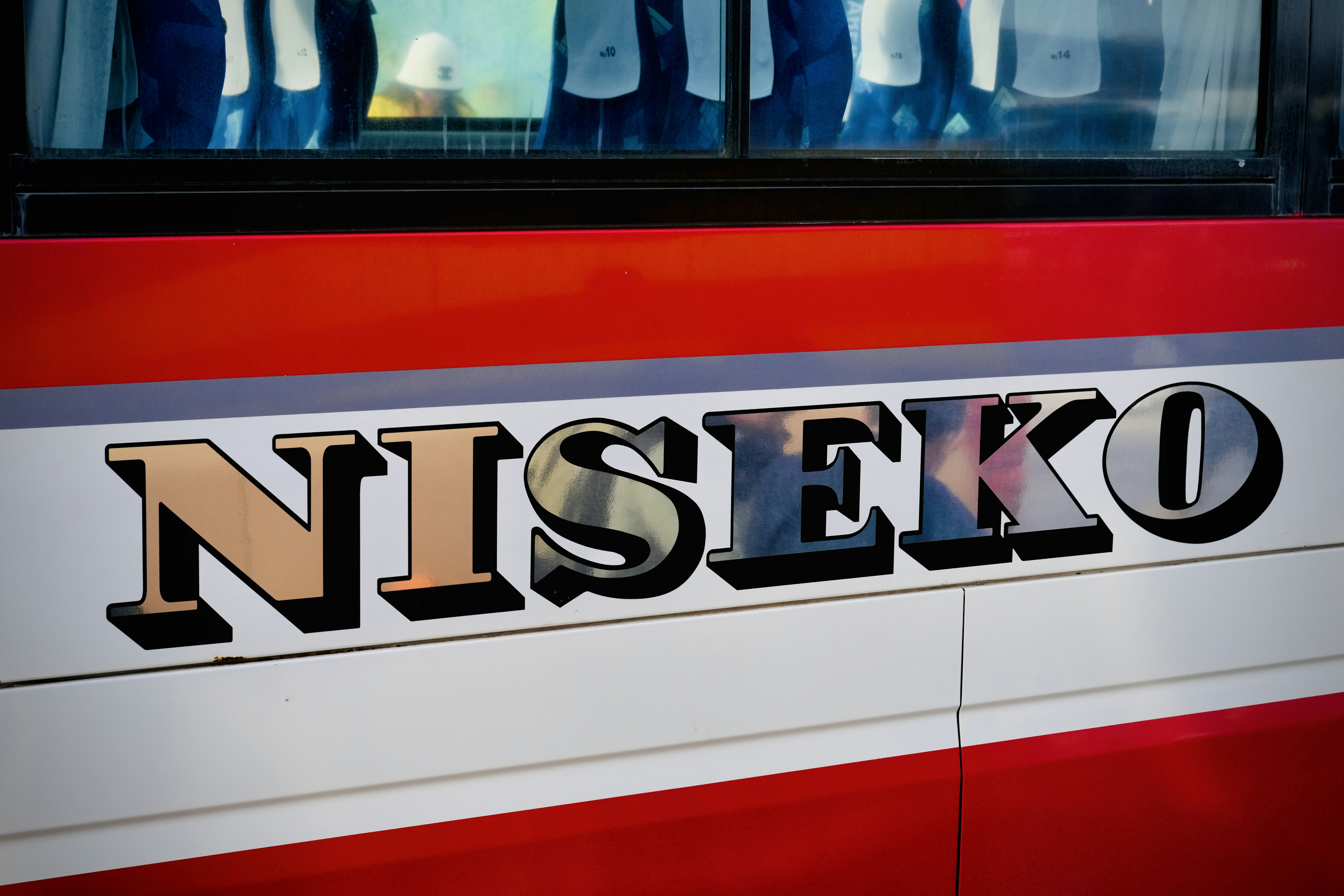 The bus reads "niseko".
