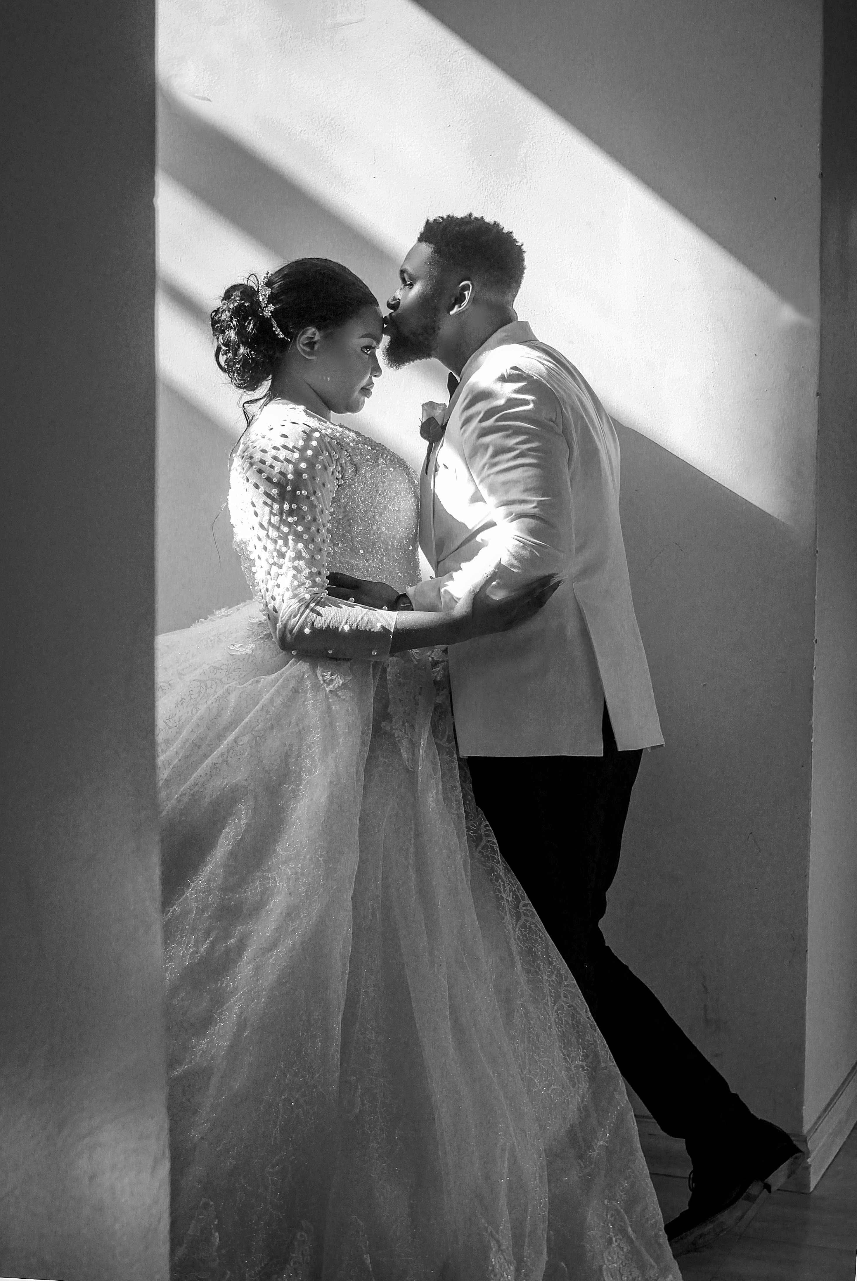 Fotos gratis : mujer, romance, fotografía, amor, frente, Interacción,  masculino, Beso, gesto, hidalgo, novio, en blanco y negro, sonreír, Ropa  formal, abrazo 1920x1080 - DIDI 454545 - 1596680 - Imagenes gratis - PxHere, image size:3000x4483