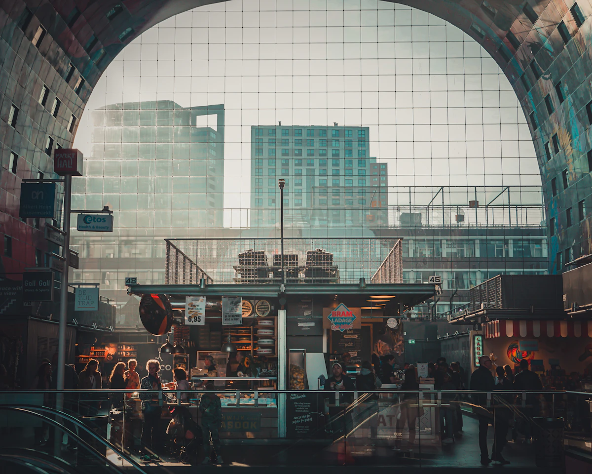 Bezoekers in een overdekte markthal met winkels