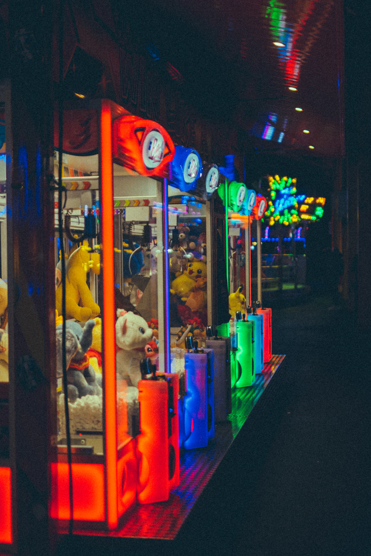 Machines à pinces éclairées de néons colorés