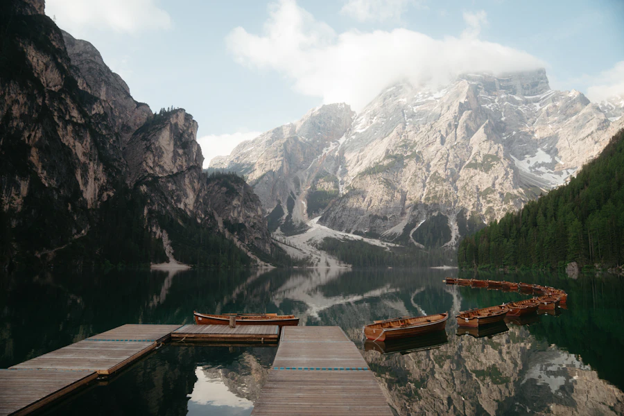 Morgenlicht am Pragser Wildsee mit Bootshaus und Dolomiten im Hintergrund – Archivaufnahme
