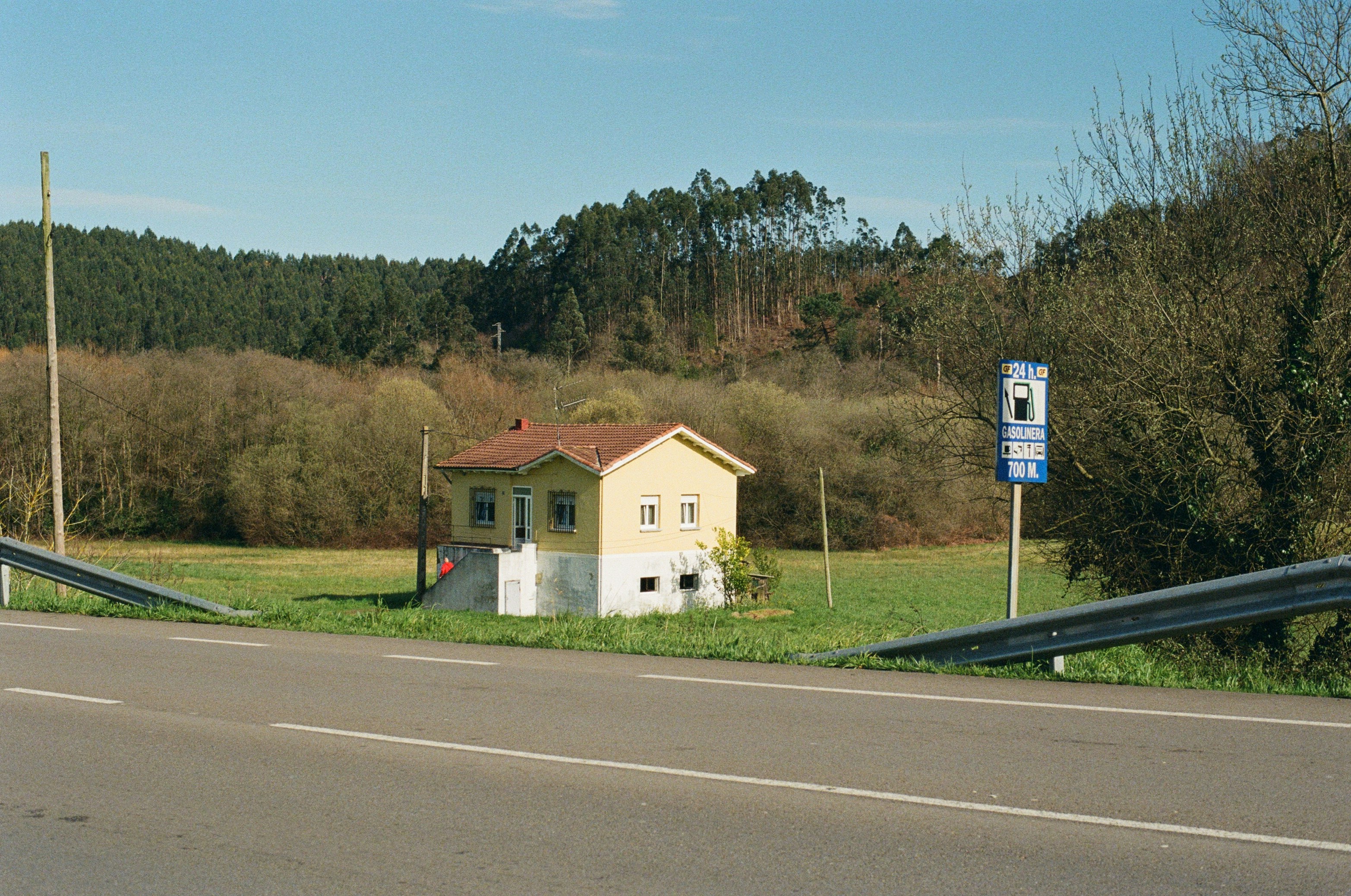 Pequena casa rural próxima à estrada