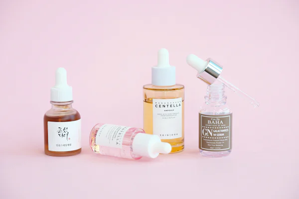 Flacons de soins et sérums cosmétiques — la lotion, premier geste du rituel Re-Nutriv d'Estée Lauder chez Olara