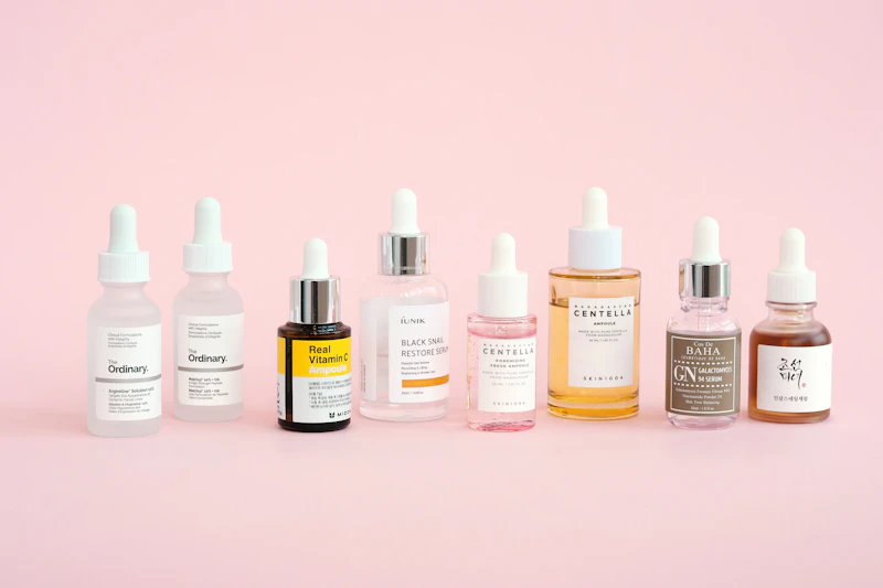 Auswahl verschiedener Hautpflege-Seren für das Skin Longevity Angebot