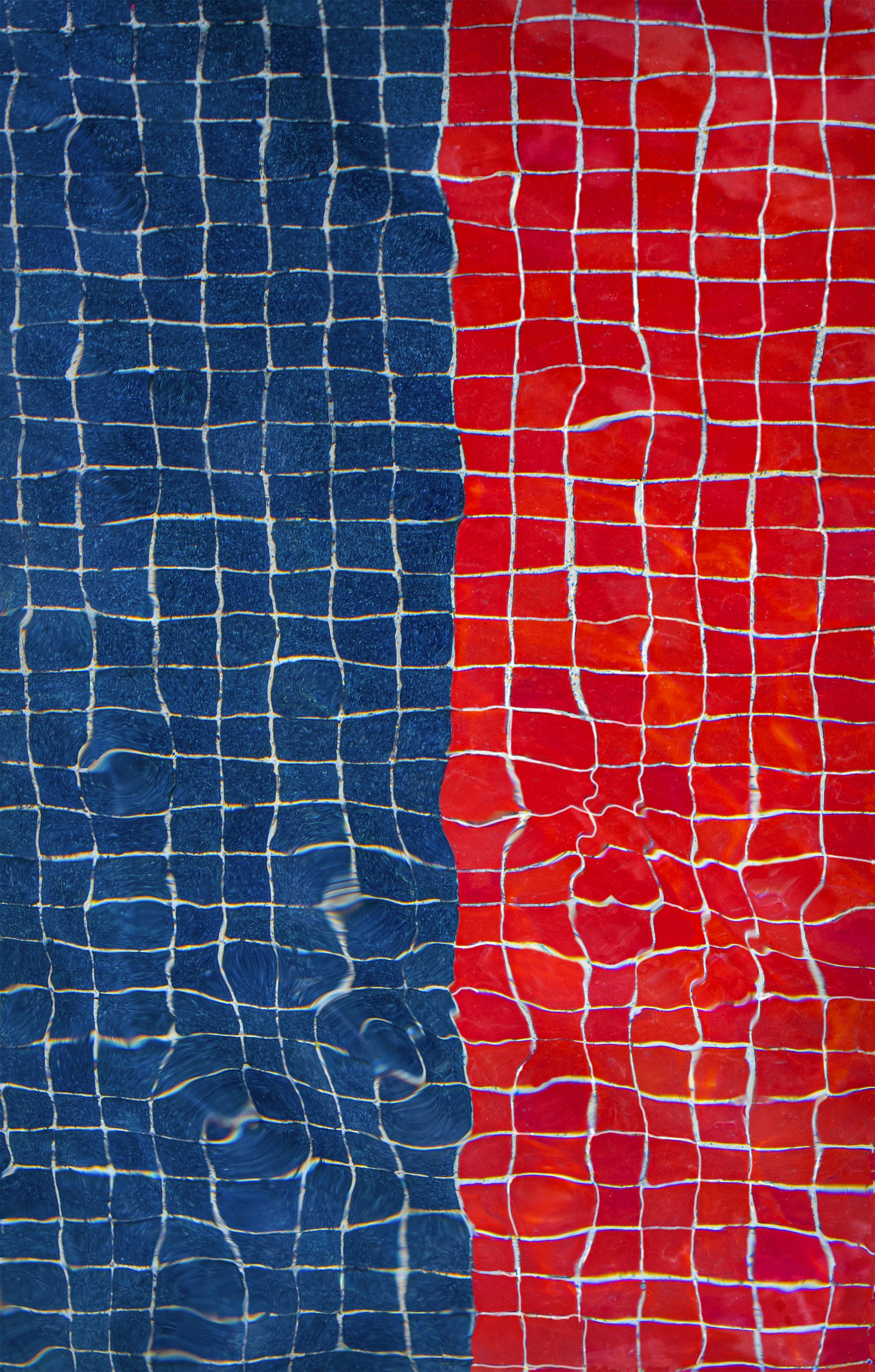 Blaue und rote Gitter, die durch eine Wellenlinie getrennt sind.