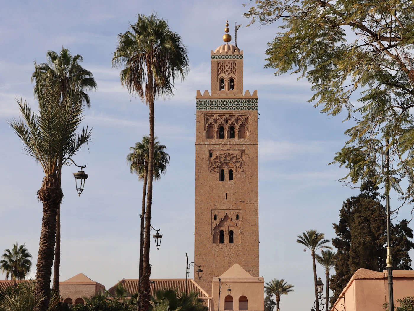Mesquita Koutoubia entre palmeiras em Marrakech, Marrocos
