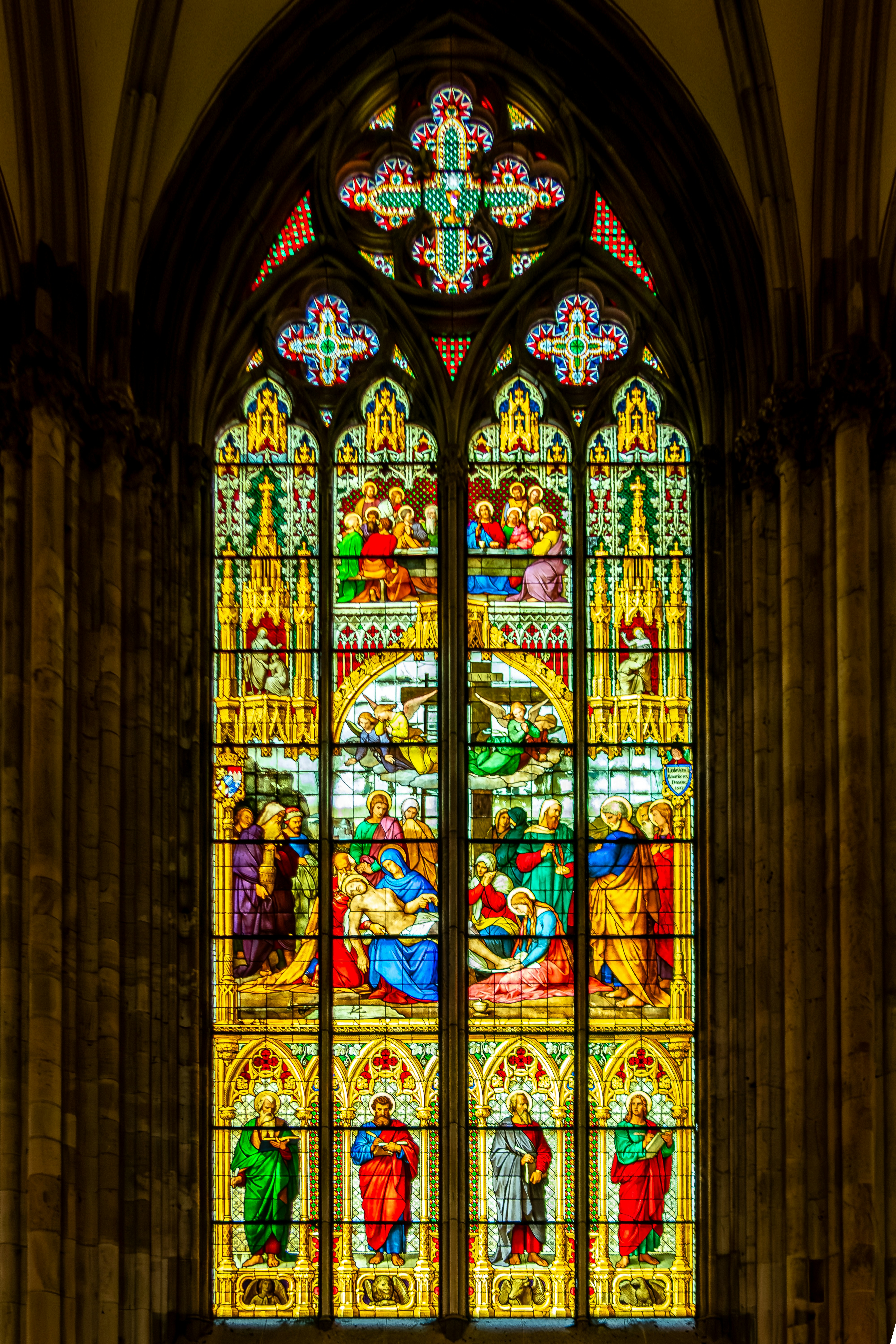 大聖堂の美しいステンドグラスの窓。