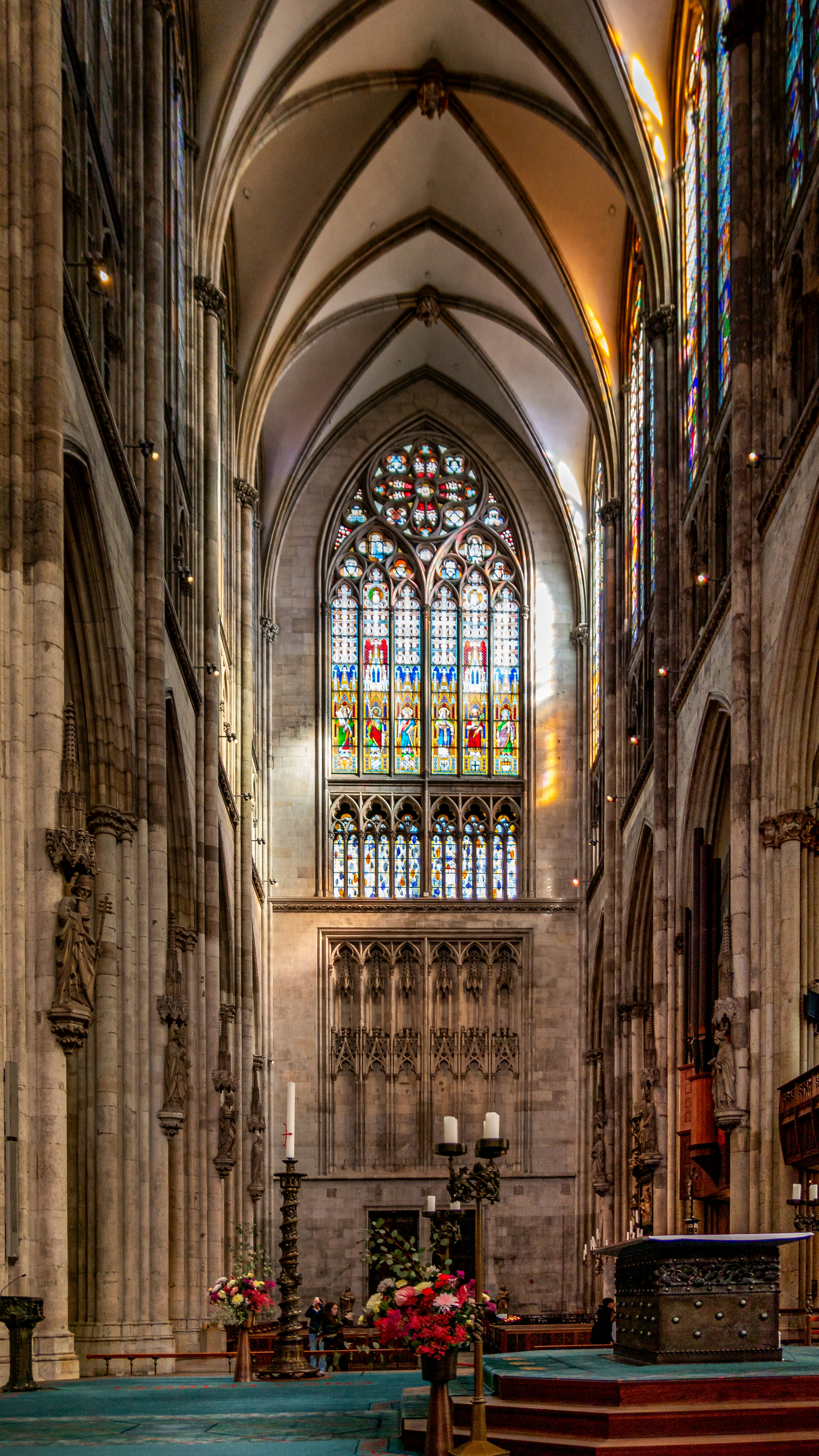 ステンドグラスのある見事な大聖堂の内部の風景。