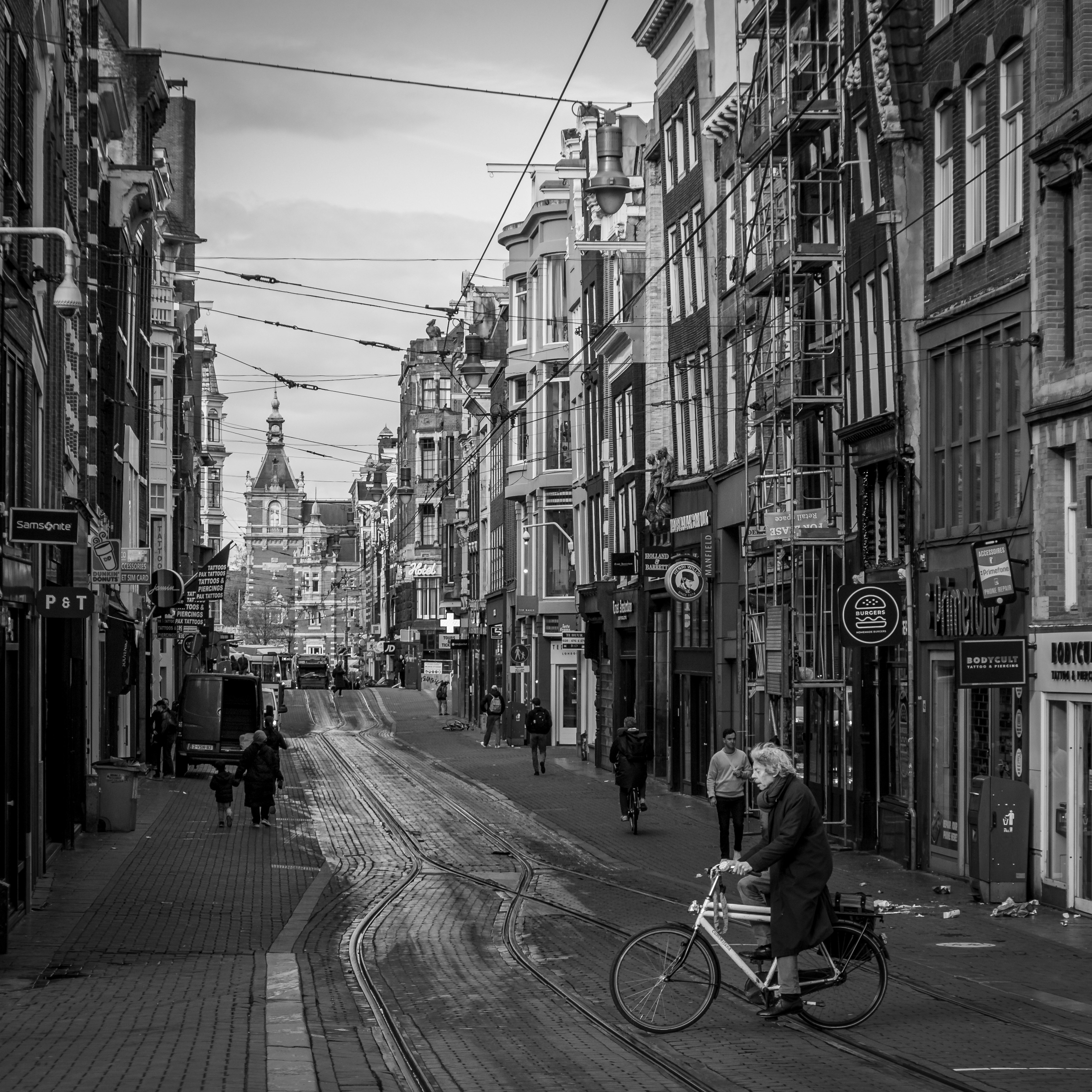 建物と自転車のある黒と白の通りの風景。
