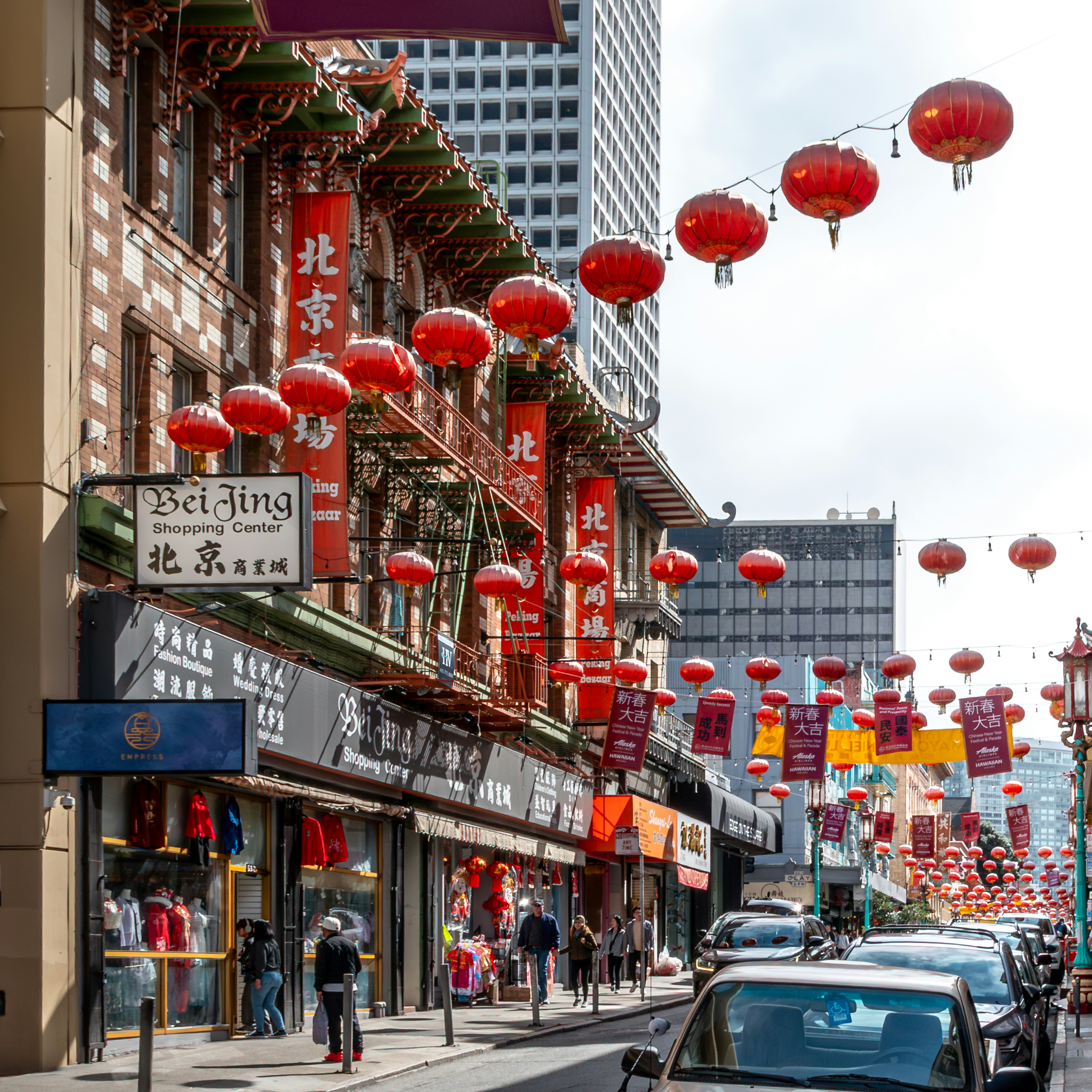 赤い提灯が並ぶチャイナタウンの通り。