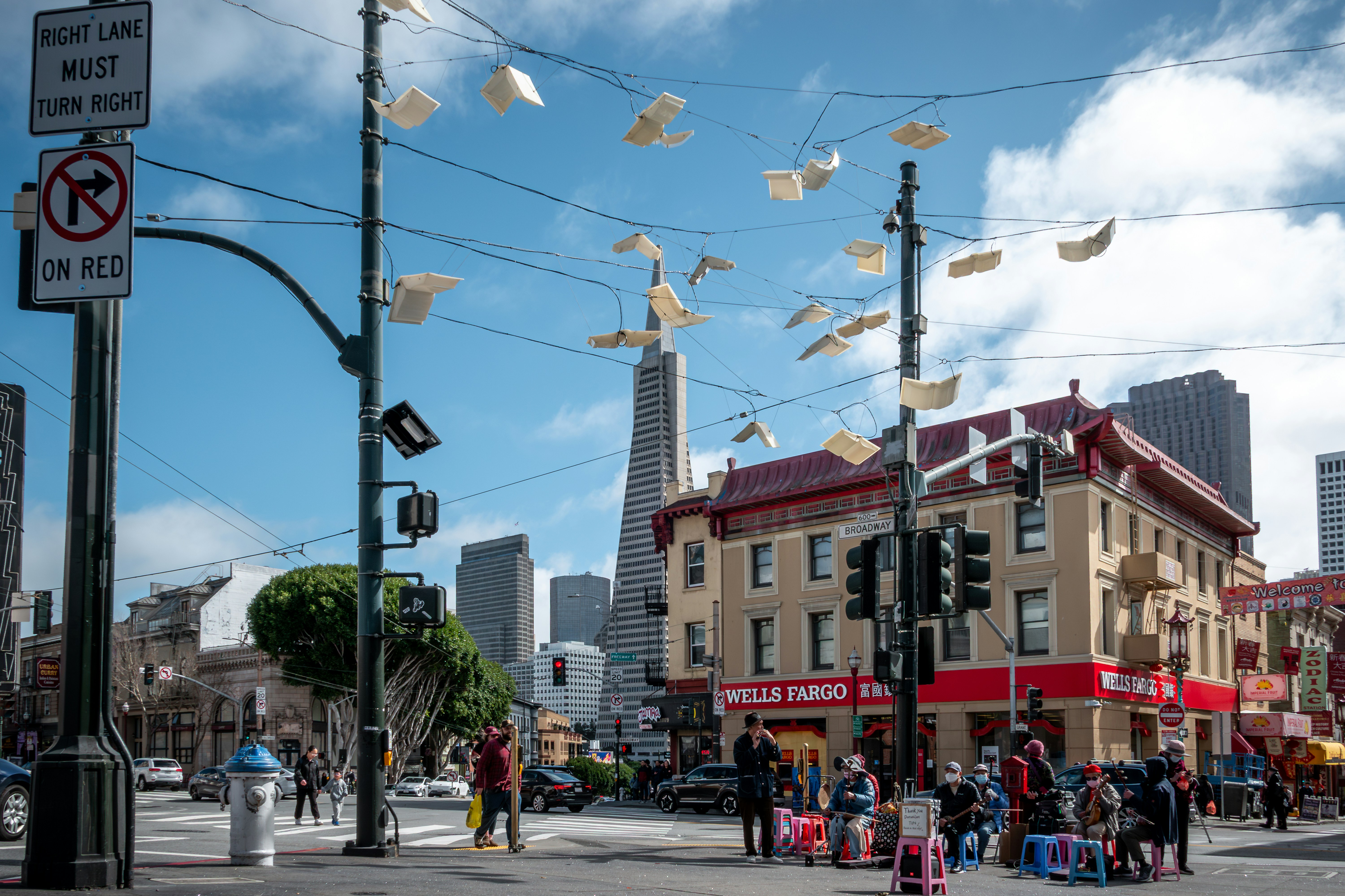トランスアメリカピラミッドのあるサンフランシスコのストリートシーン。