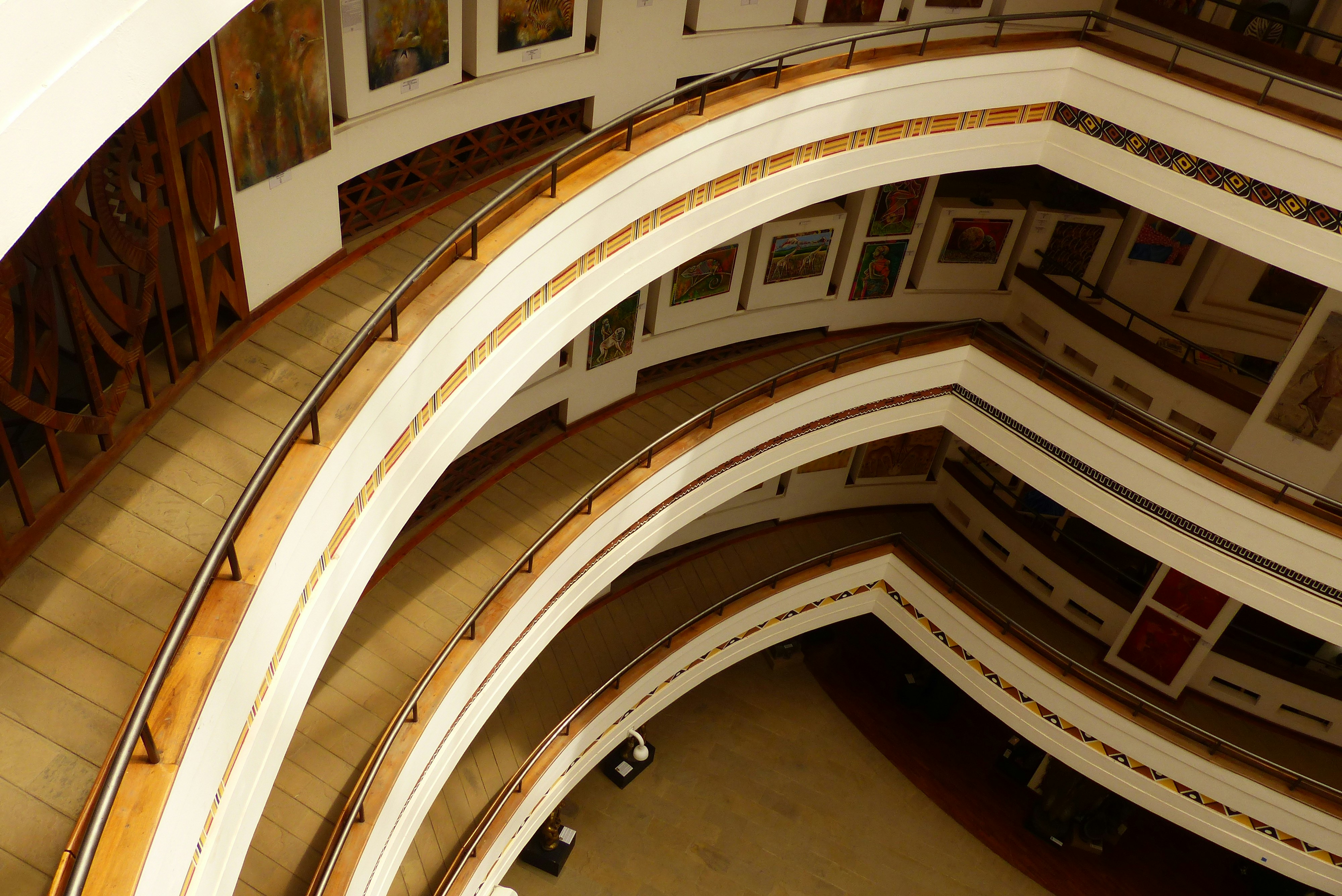 Eine Wendeltreppe in einer Kunstgalerie.