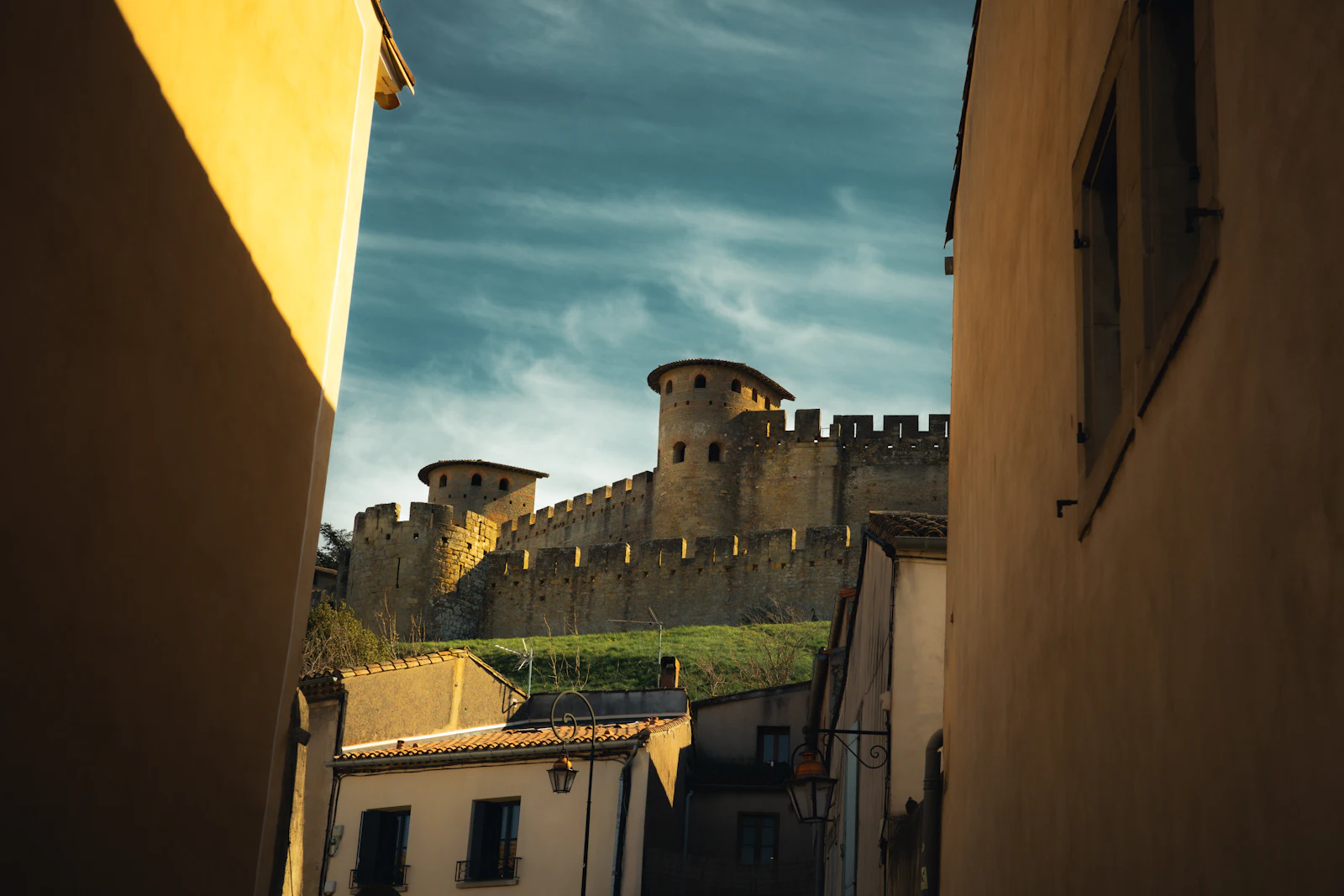 Ruelle médiévale menant à une tour fortifiée (Carcassonne, image d'illustration)