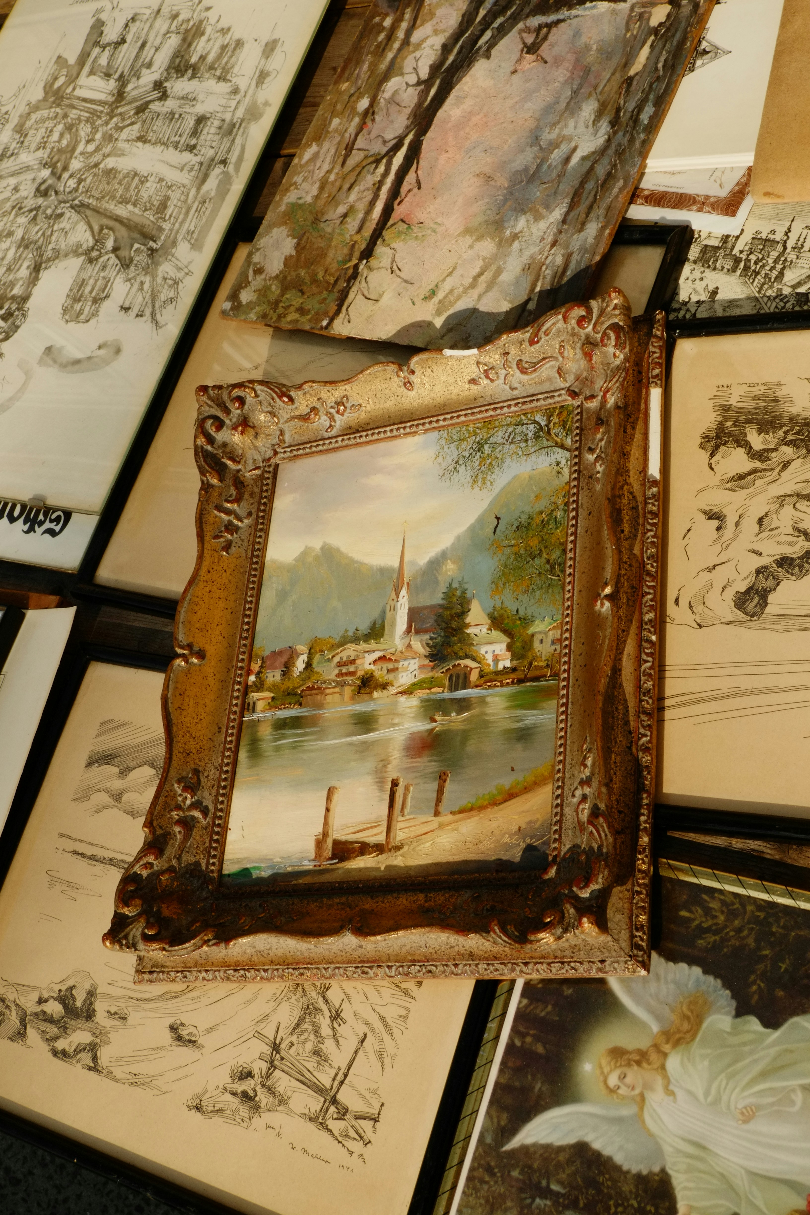 Sono esposte opere d'arte, tra cui un dipinto incorniciato.