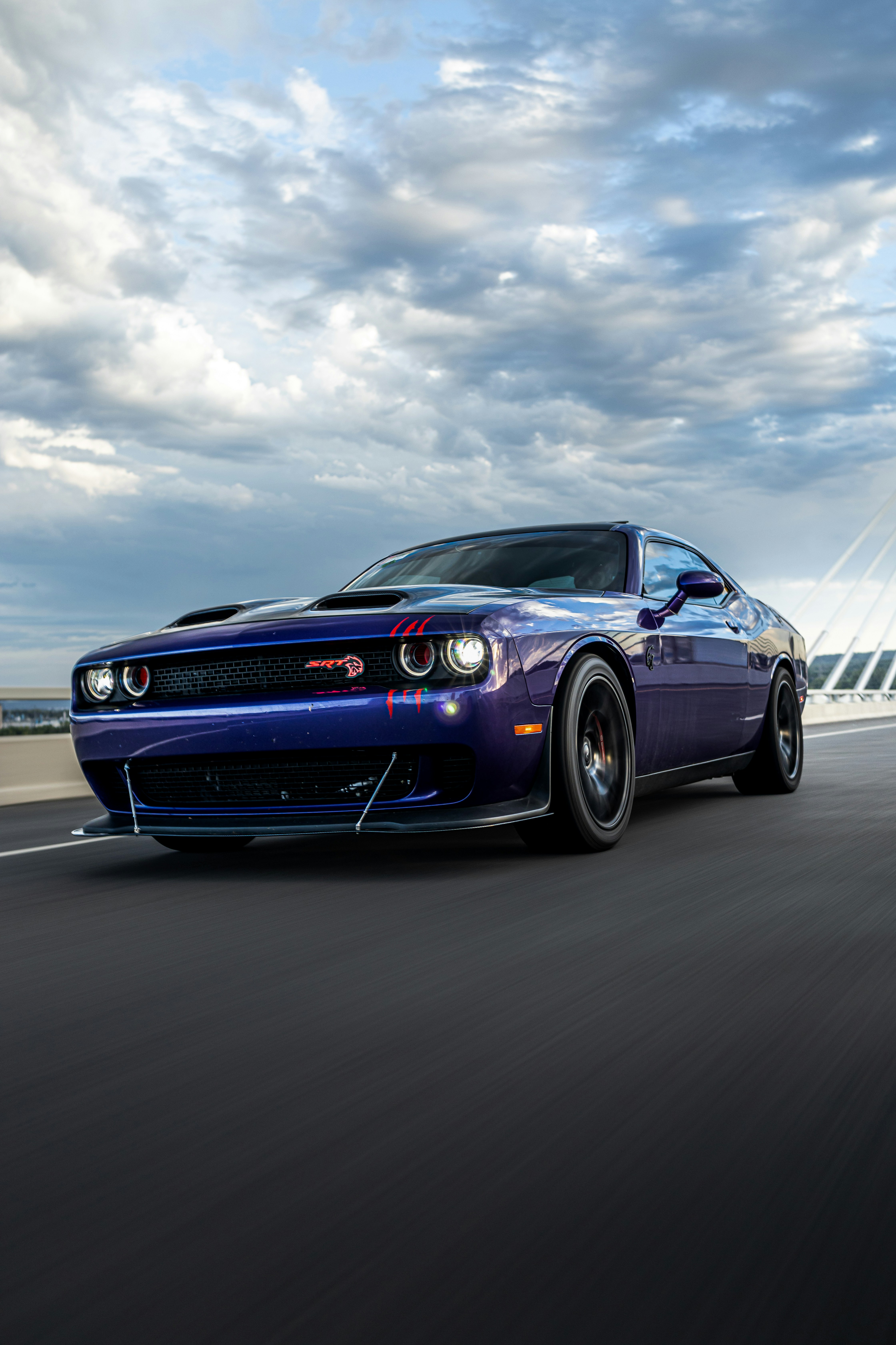 Um carro esportivo azul dirigindo por uma rodovia foto – Imagem grátis  sobre Carros na Unsplash, image size:3000x4500